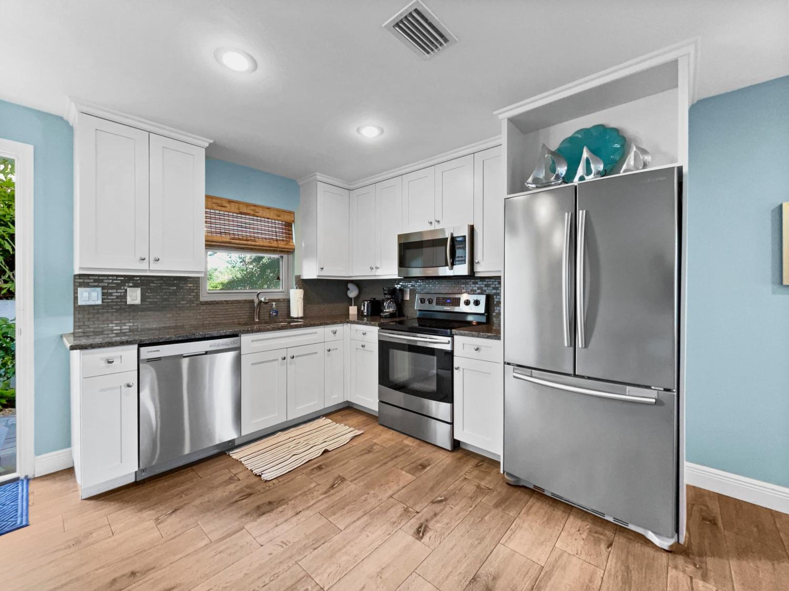 Newly Fully Updated and Modern, Short Walk to BEACH — photo 4