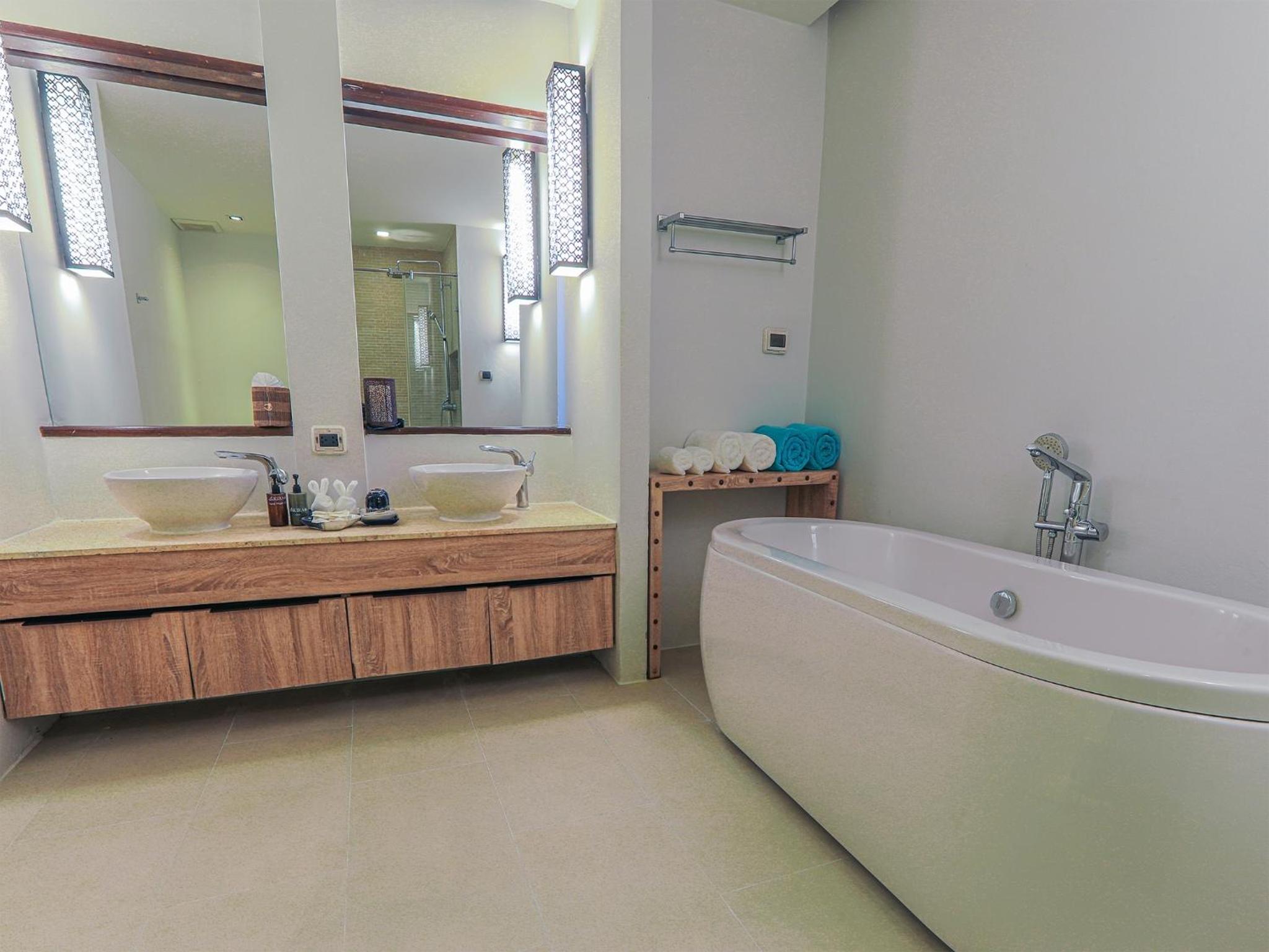 AKIRA Lipe Resort