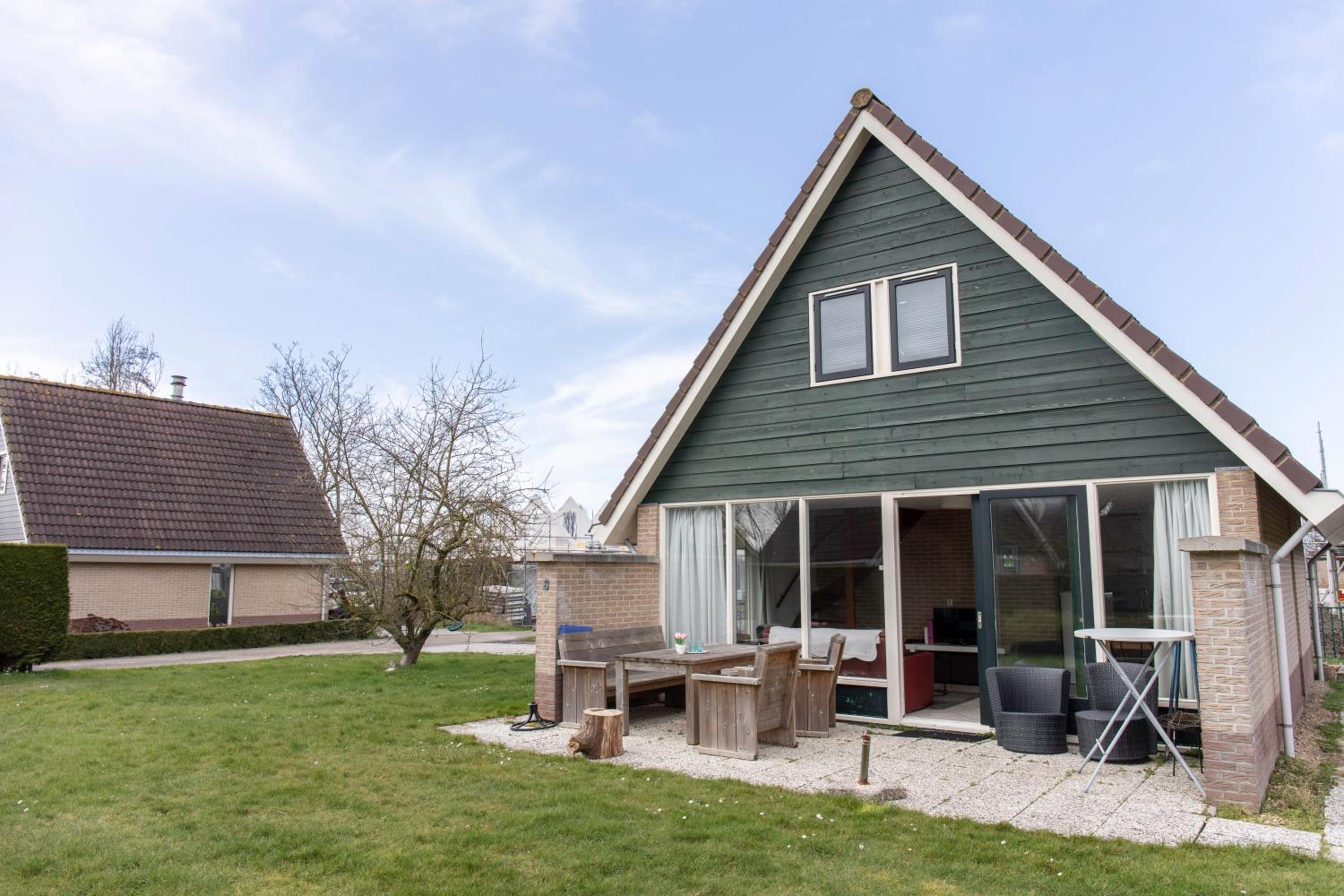 Bungalow 6 op Recreatiepark De Wielen view 2