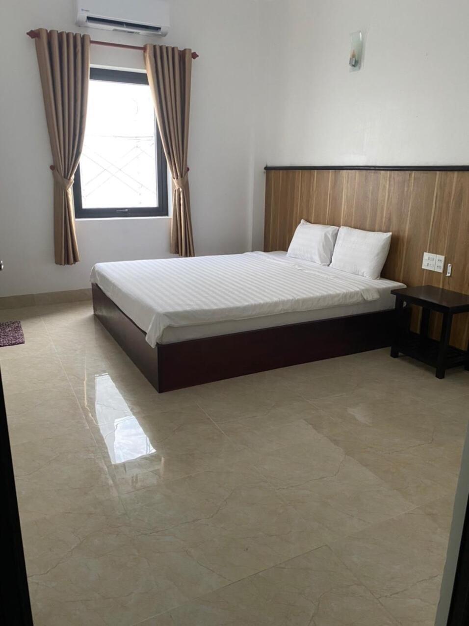 Khách sạn Mặt Trăng - Moon Hotel