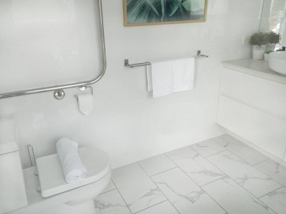 Beachside Rosebud Retreat with Wheelchair access