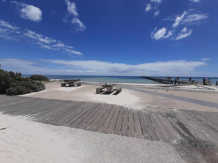 Beachside Rosebud Retreat with Wheelchair access