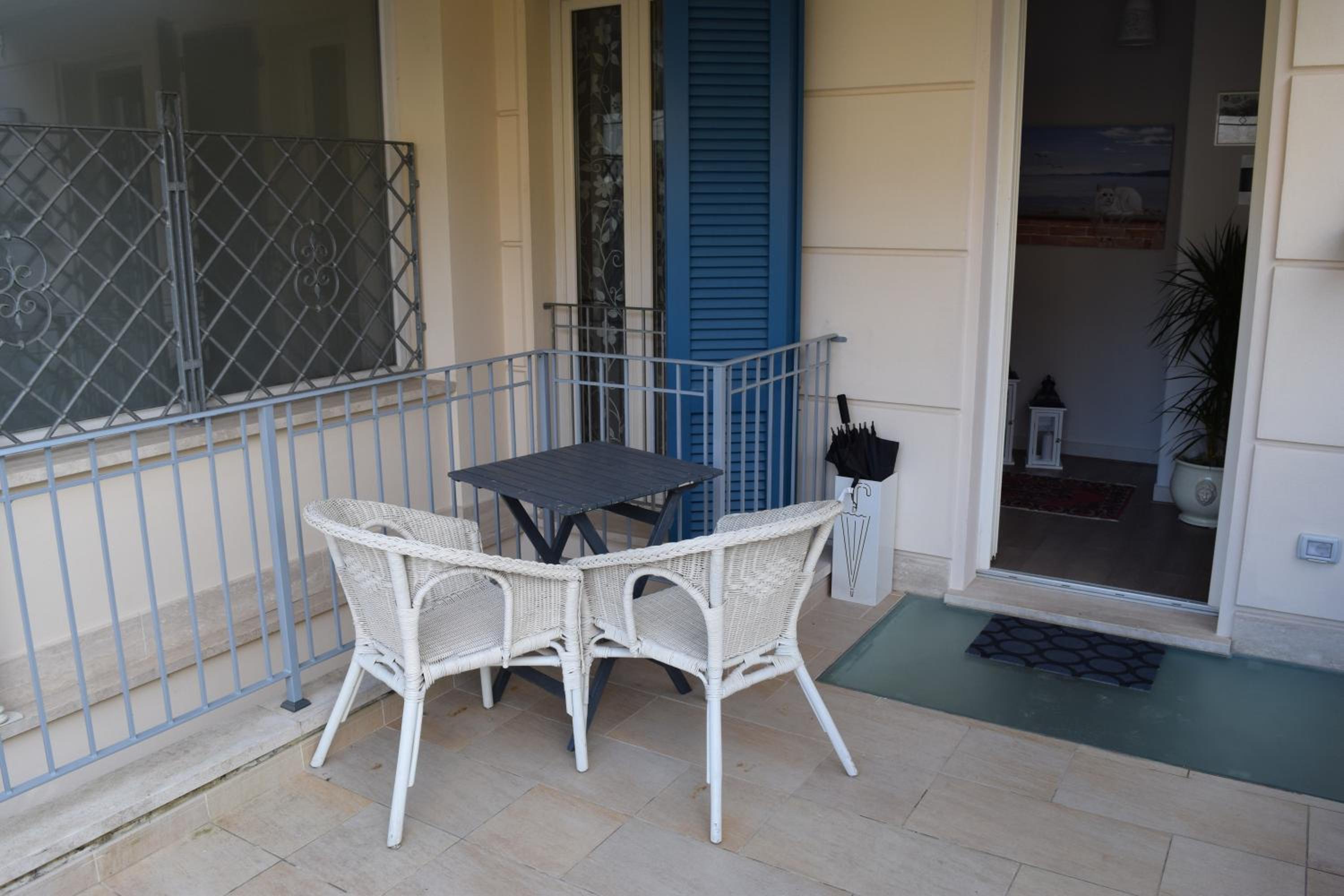 CB House Holiday view 4