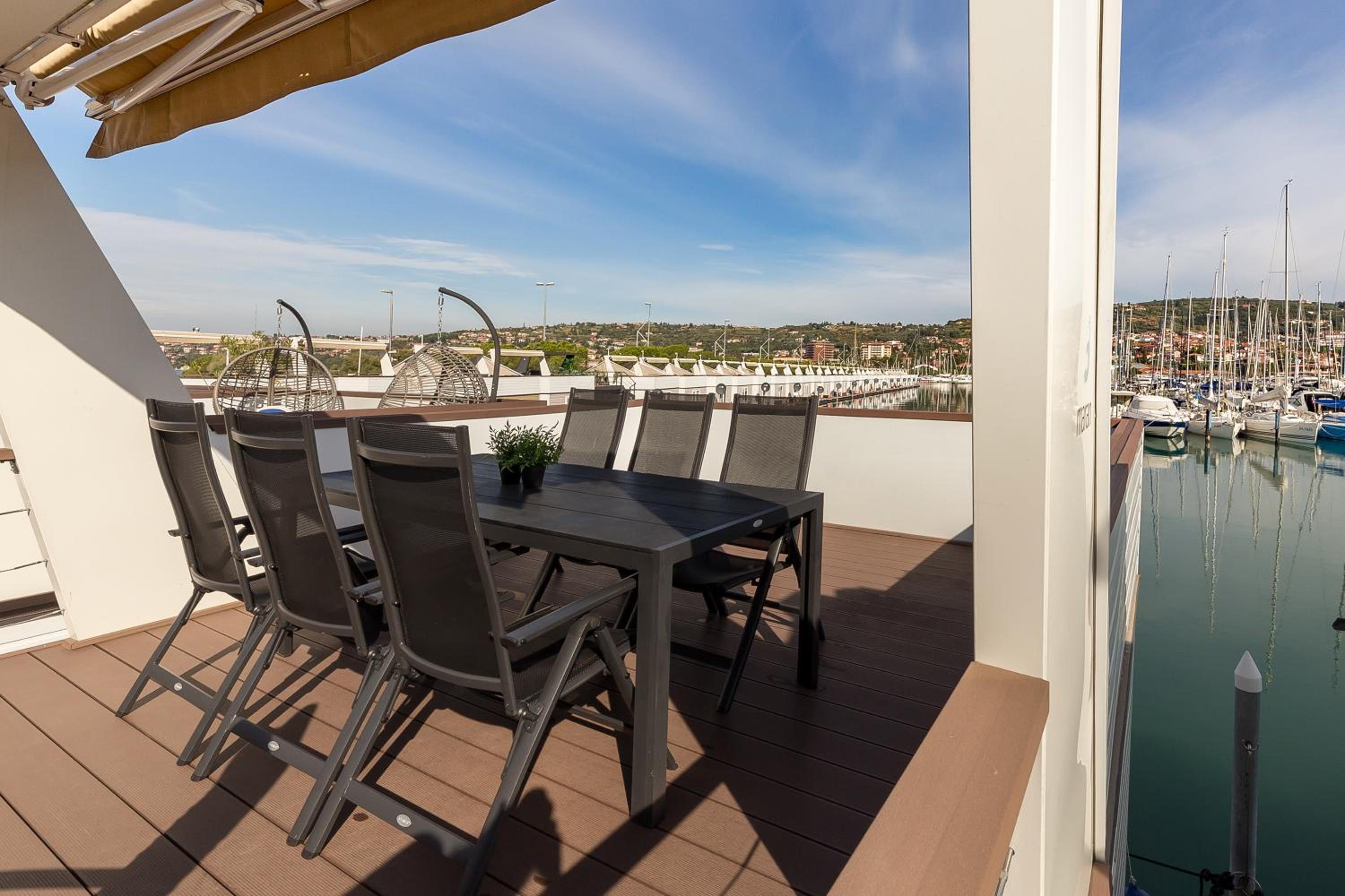 Floating Sea House Gong view 4