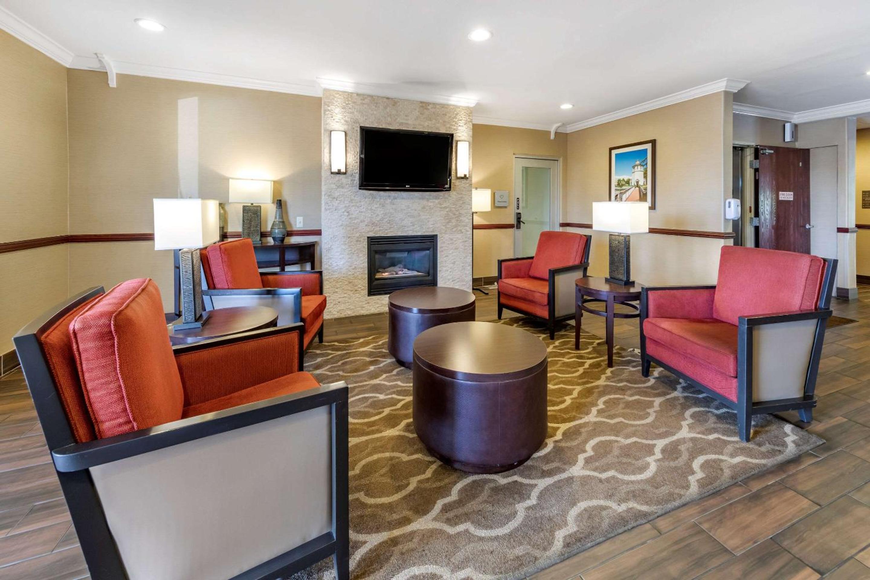 Stevenson Ranch Vacations - Comfort Suites Near Six Flags Magic Mountain - Property Image 31