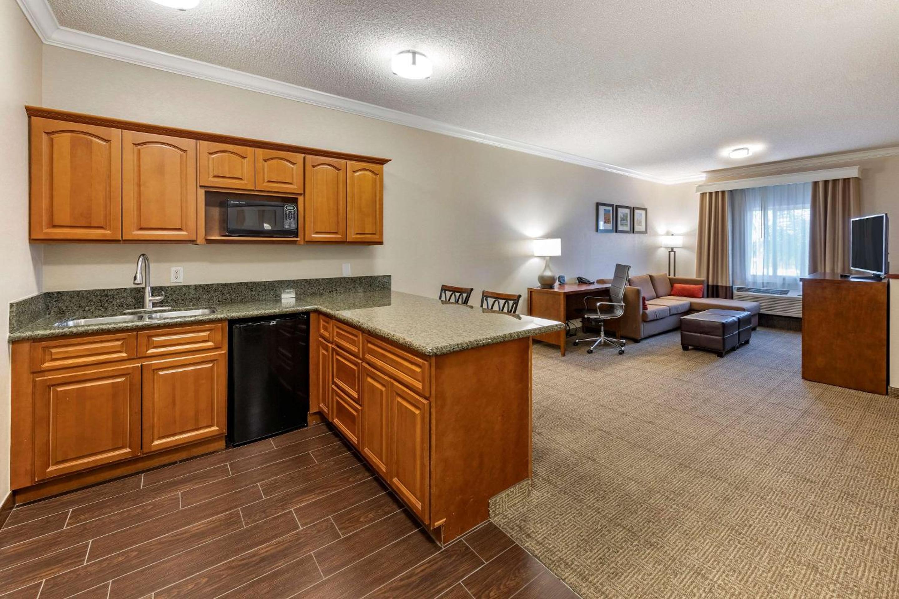 Stevenson Ranch Vacations - Comfort Suites Near Six Flags Magic Mountain - Property Image 22
