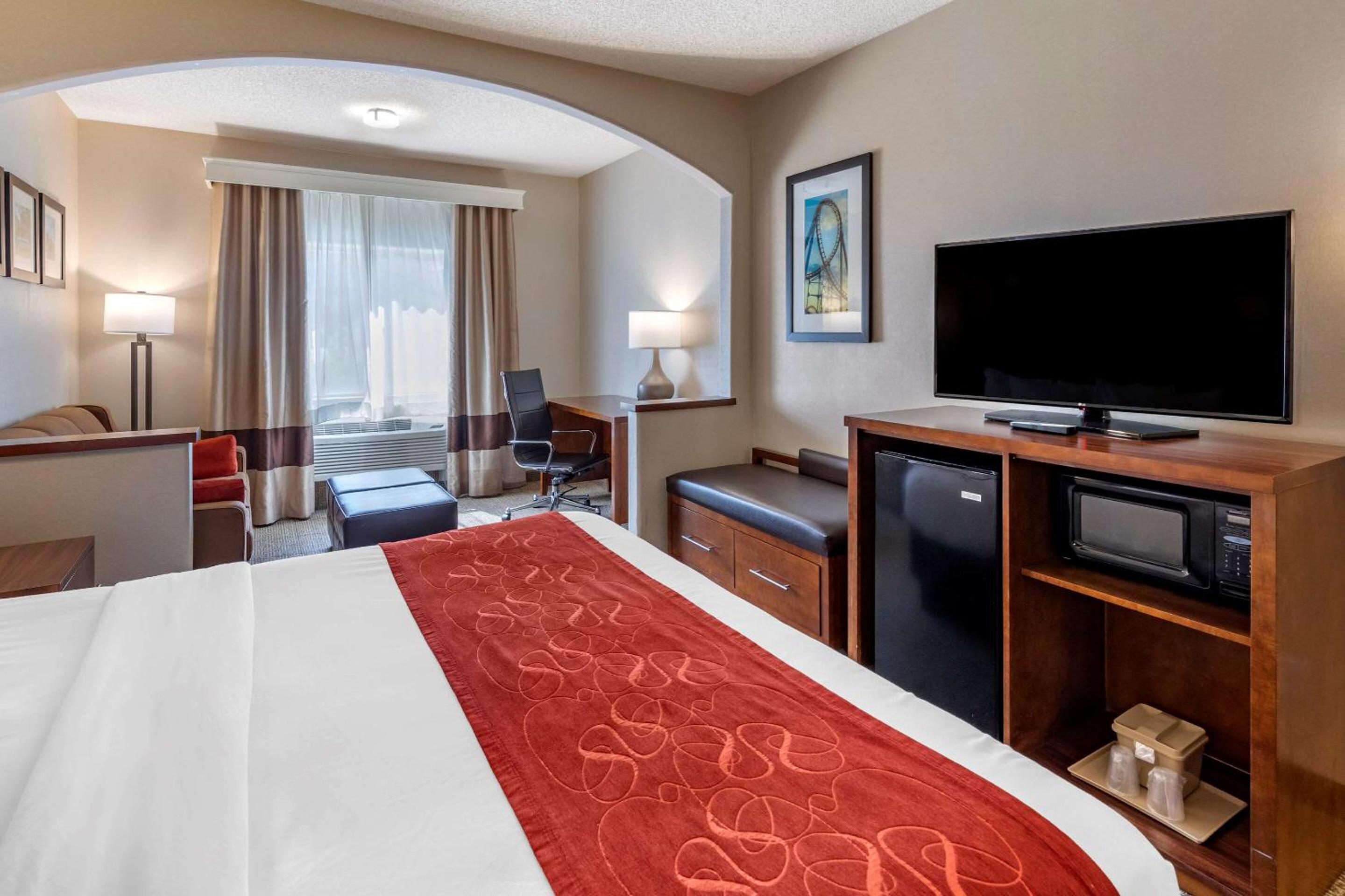 Stevenson Ranch Vacations - Comfort Suites Near Six Flags Magic Mountain - Property Image 1
