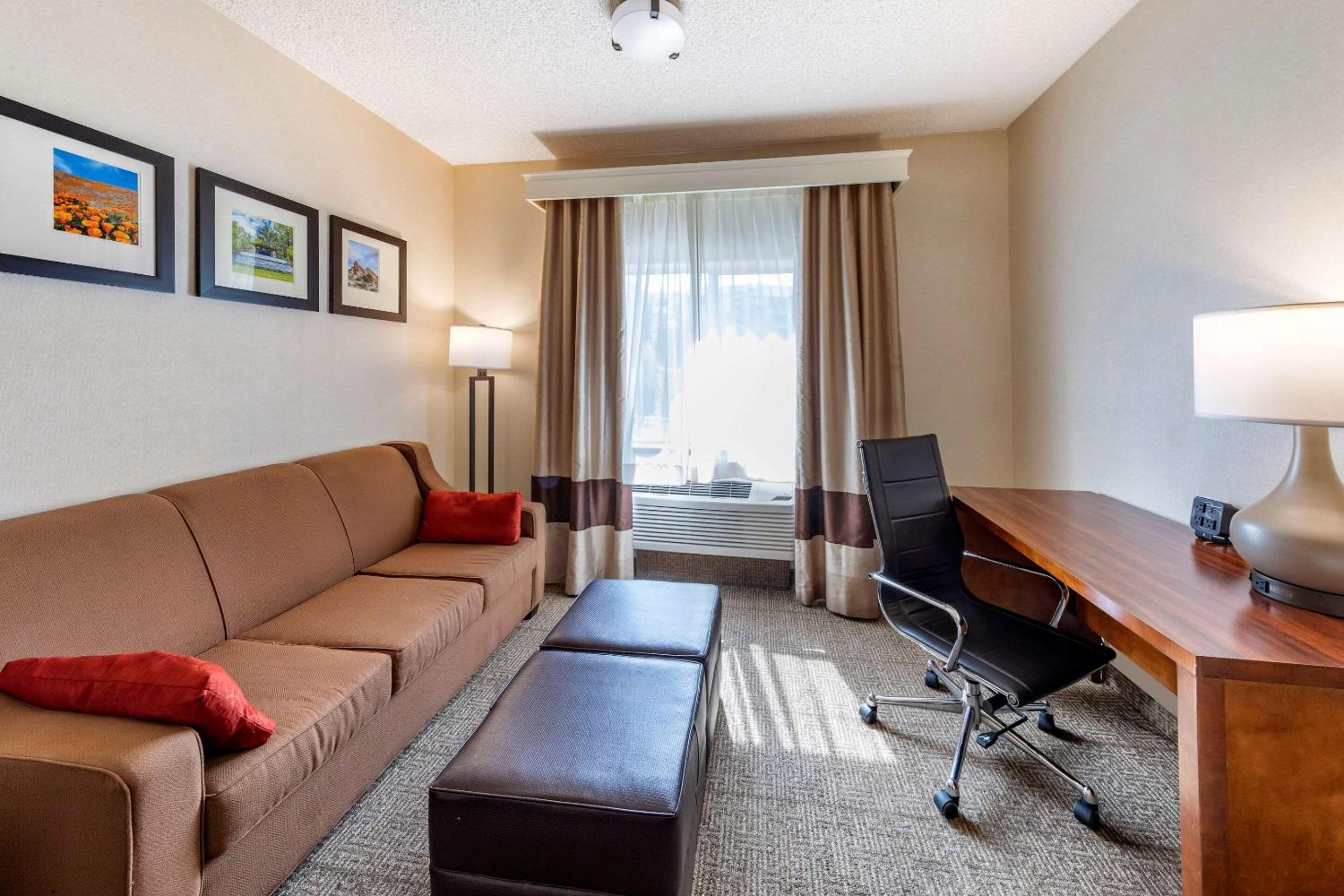 Stevenson Ranch Vacations - Comfort Suites Near Six Flags Magic Mountain - Property Image 16