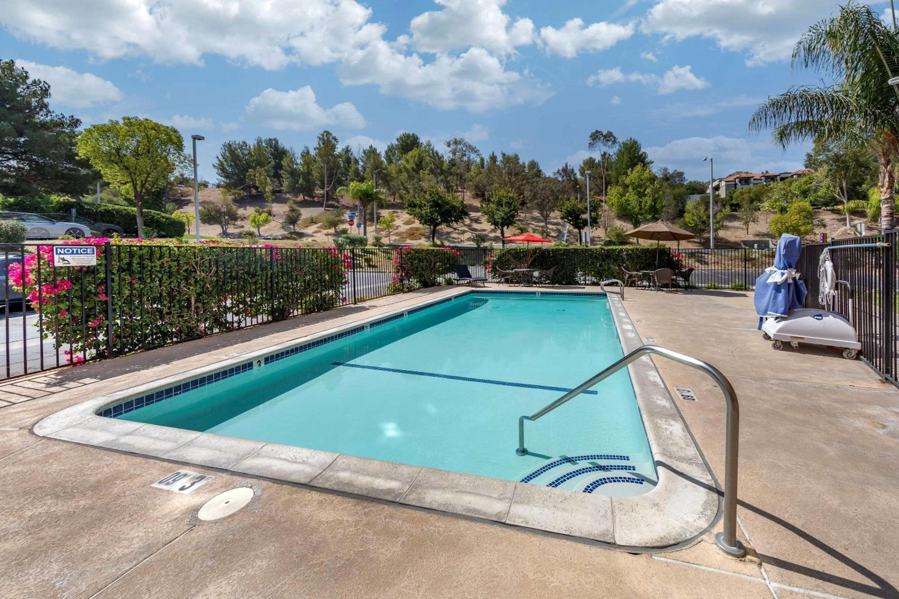 Stevenson Ranch Vacations - Comfort Suites Near Six Flags Magic Mountain - Property Image 9