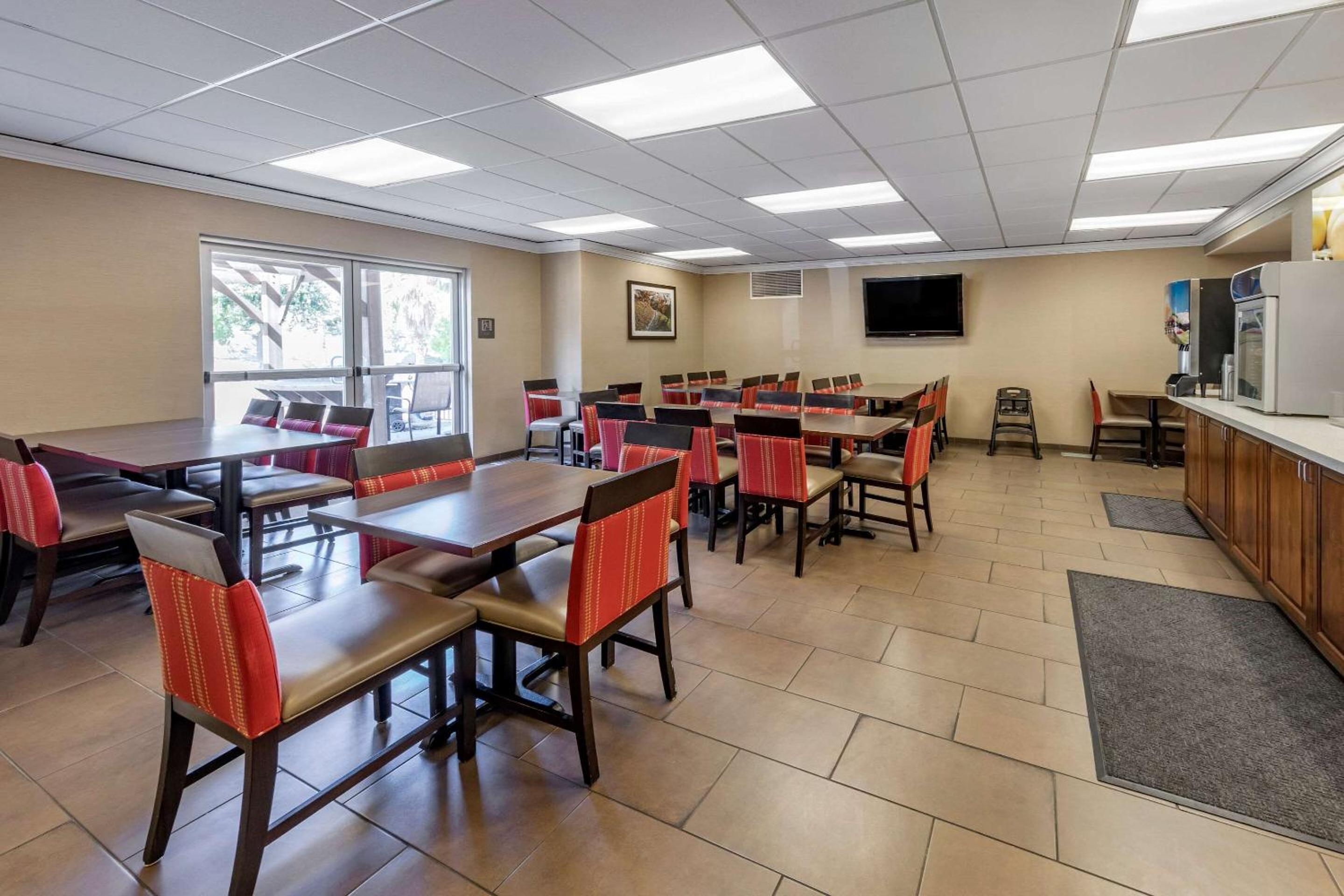Stevenson Ranch Vacations - Comfort Suites Near Six Flags Magic Mountain - Property Image 5