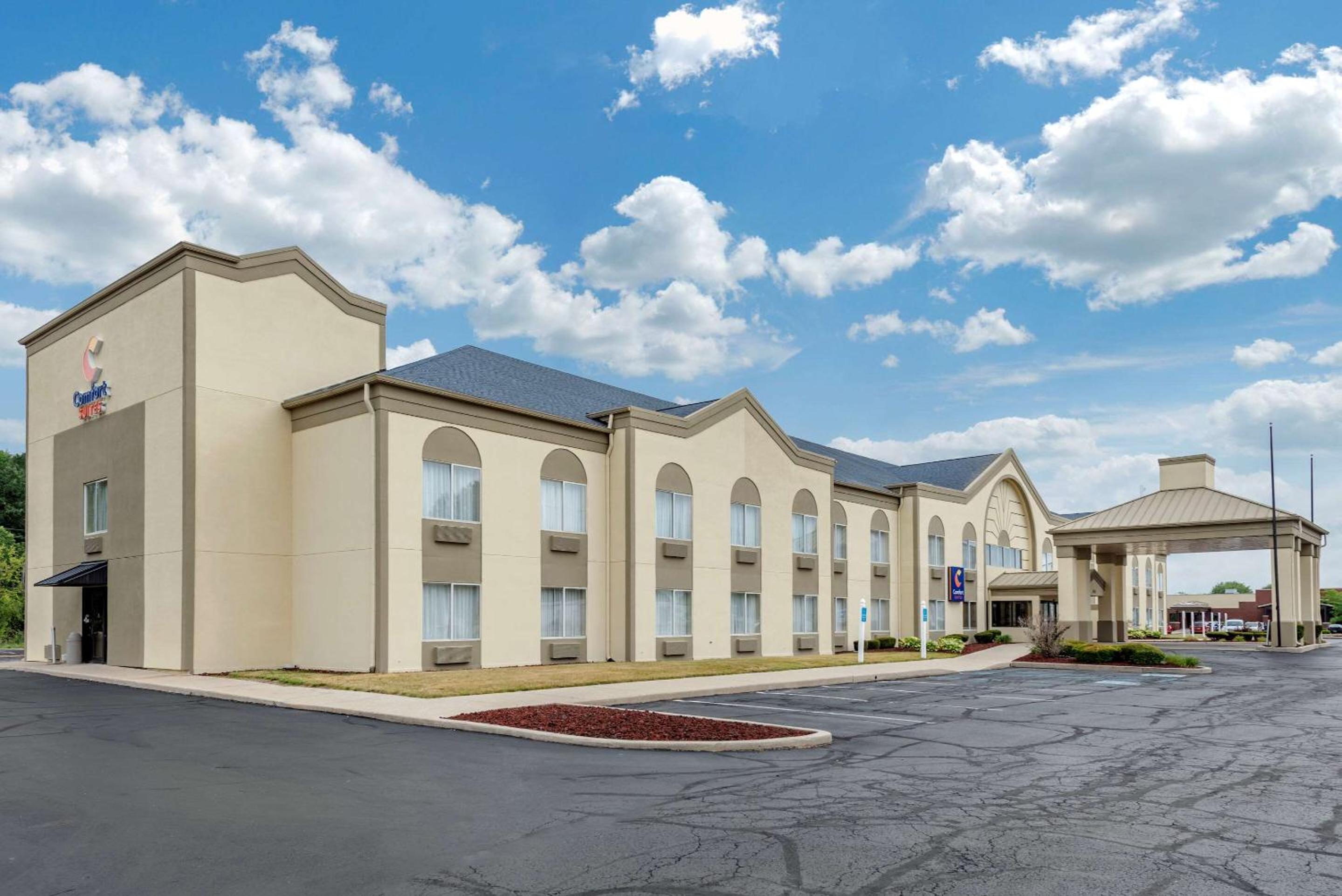 Hotel Comfort Suites - Image 1