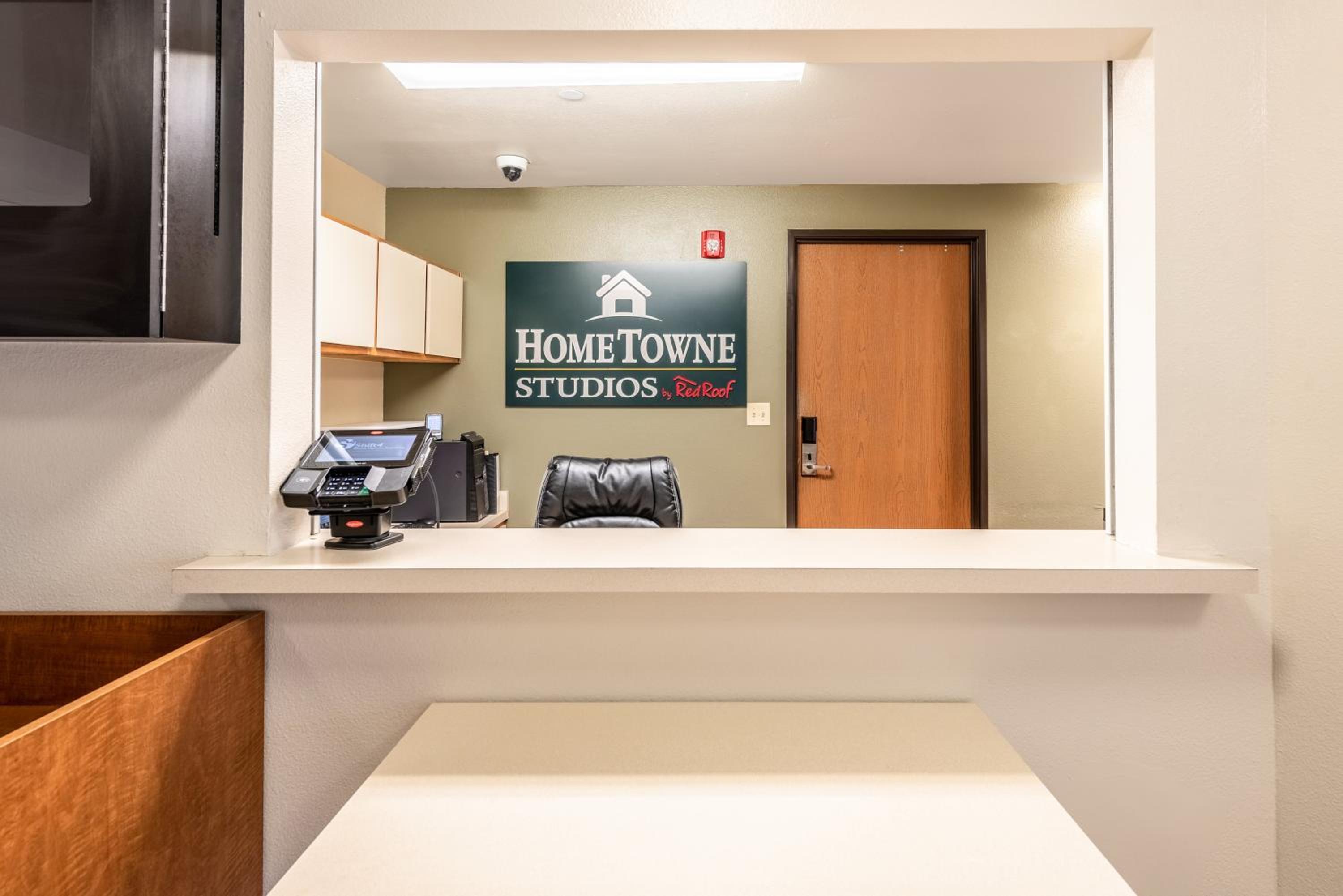 HomeTowne Studios by Red Roof Columbus