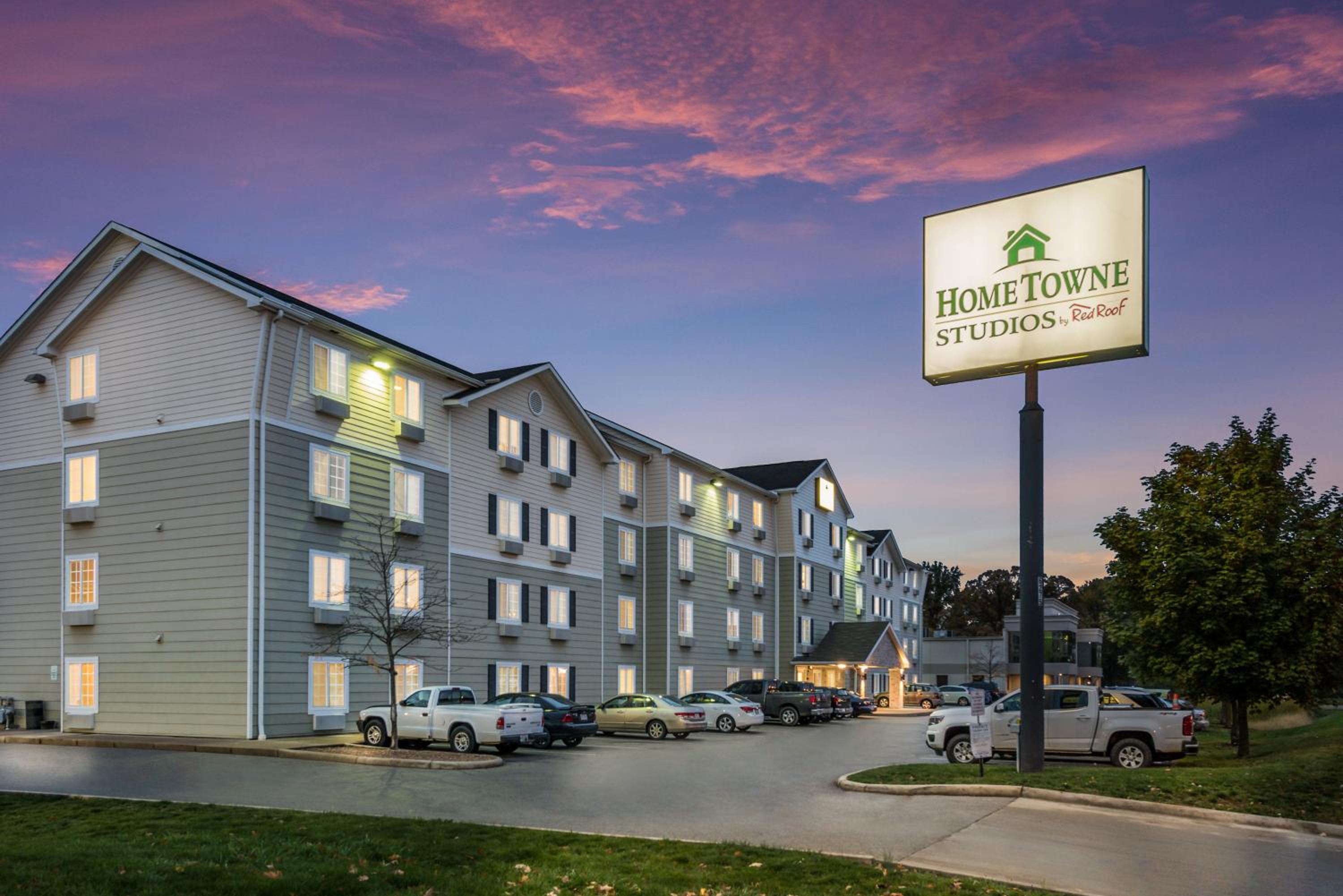 HomeTowne Studios by Red Roof Columbus