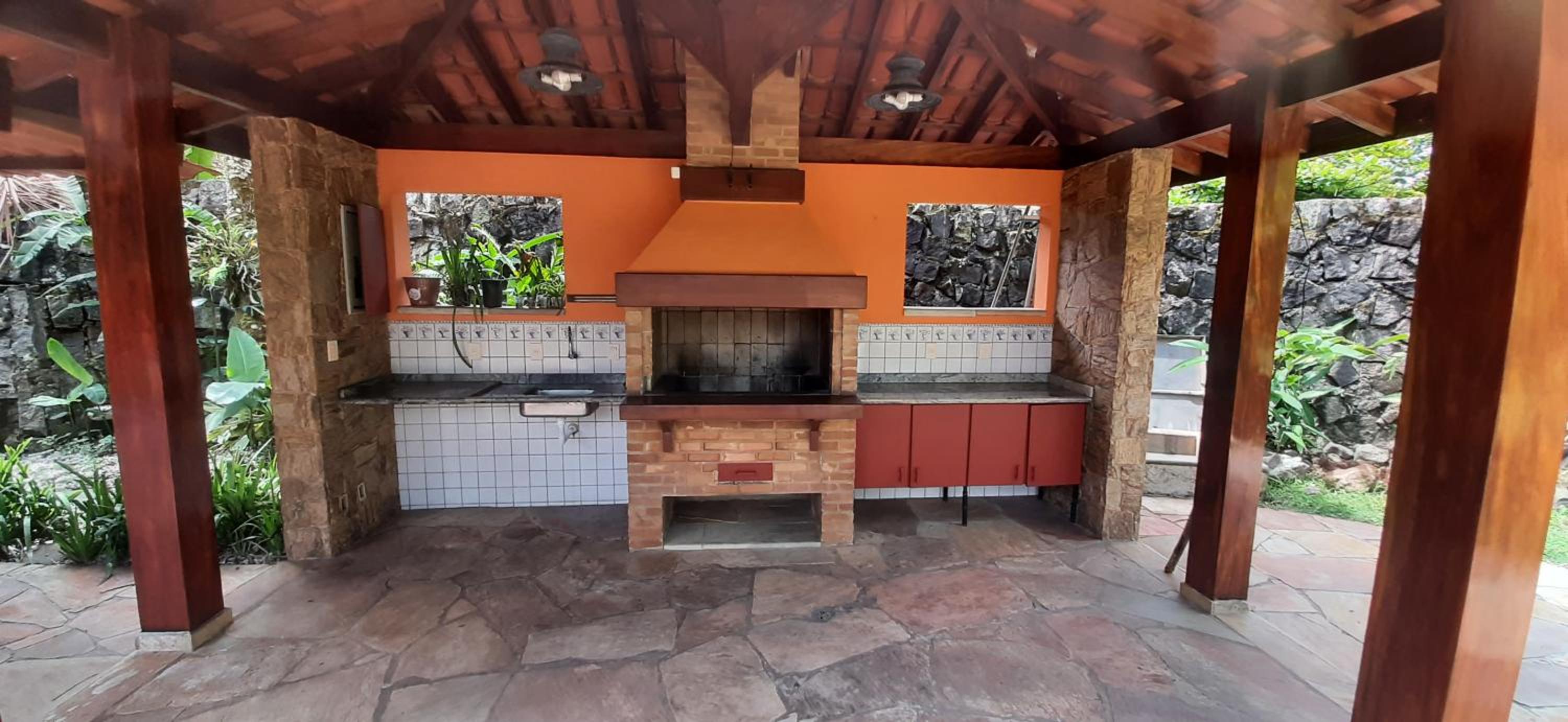 Casa 5 suítes com piscina e churrasqueira