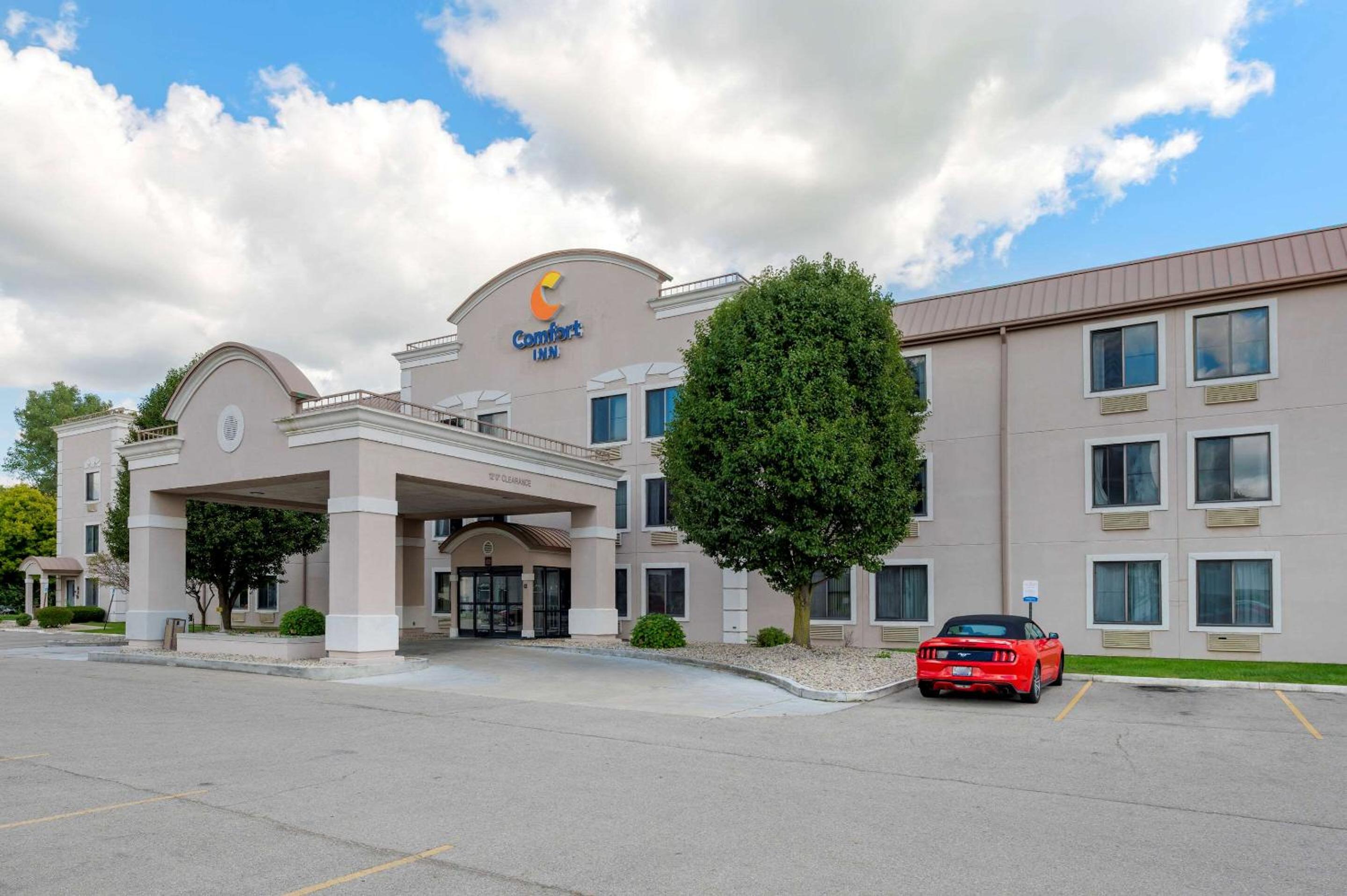 Muncie Vacations - Comfort Inn Anderson South - Property Image 1