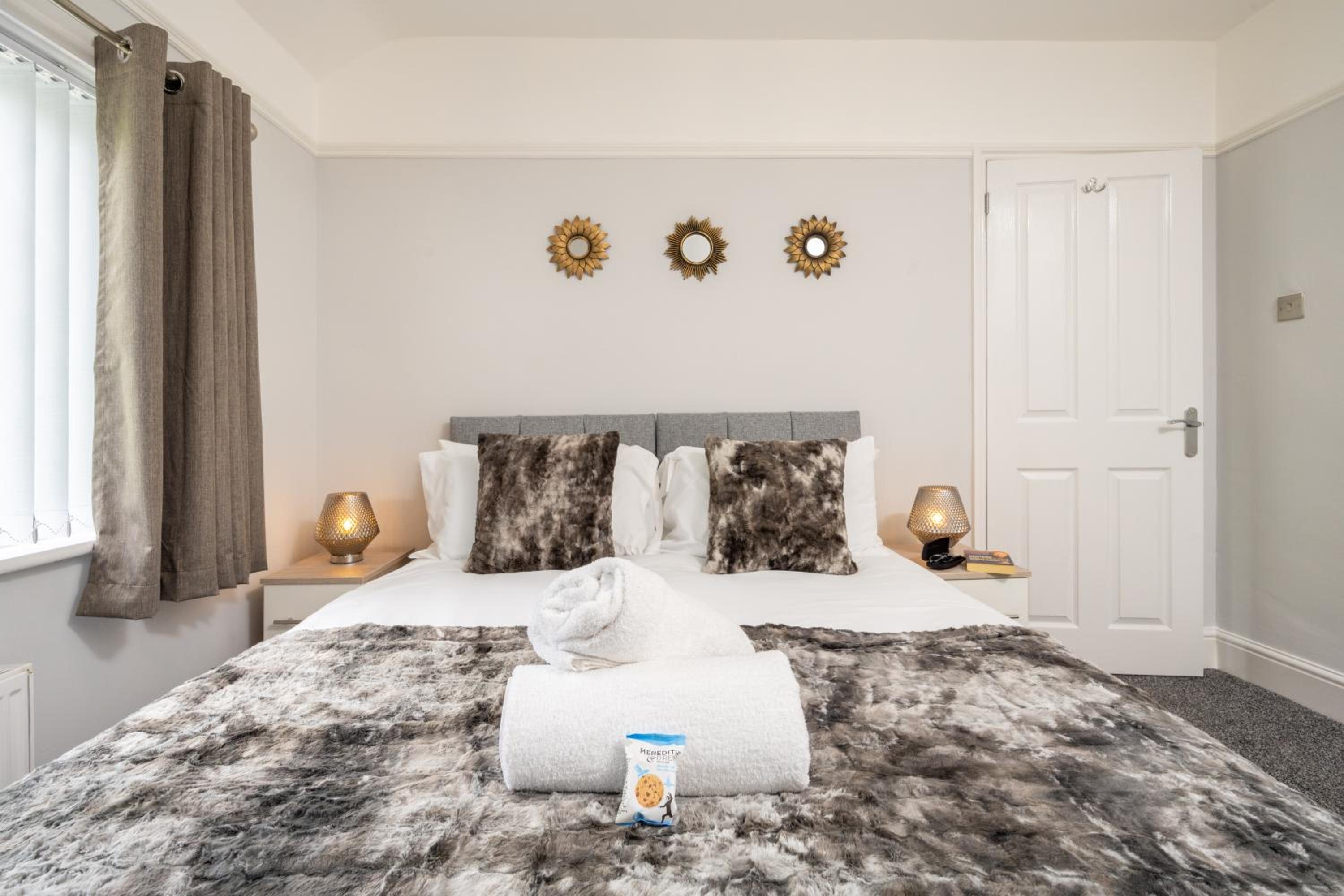 Mulberry House - Luxurious and Modern 4-Bed in Solihull near NEC,JLR, Airport, Resorts World, HS2