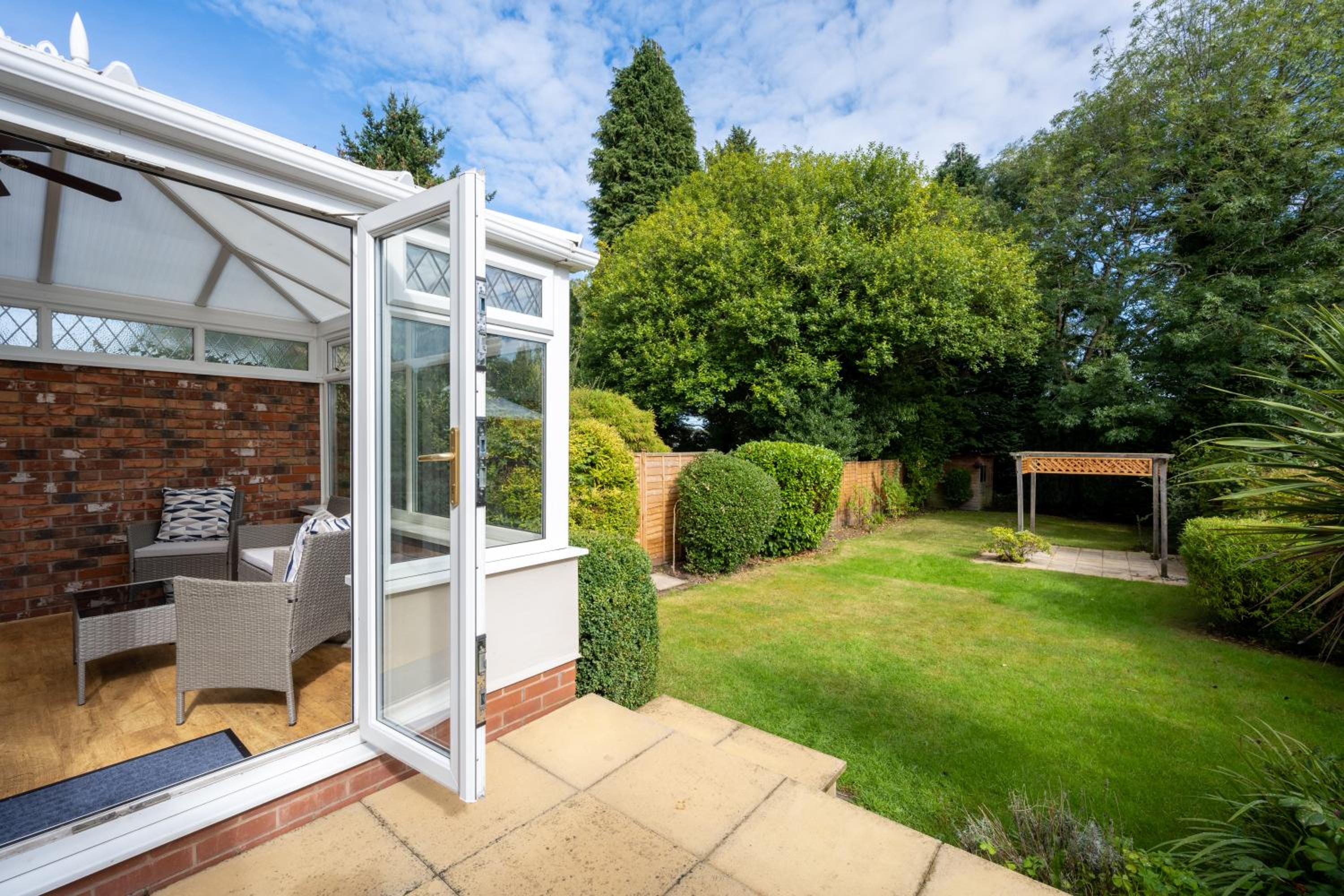 Mulberry House - Luxurious and Modern 4-Bed in Solihull near NEC,JLR, Airport, Resorts World, HS2