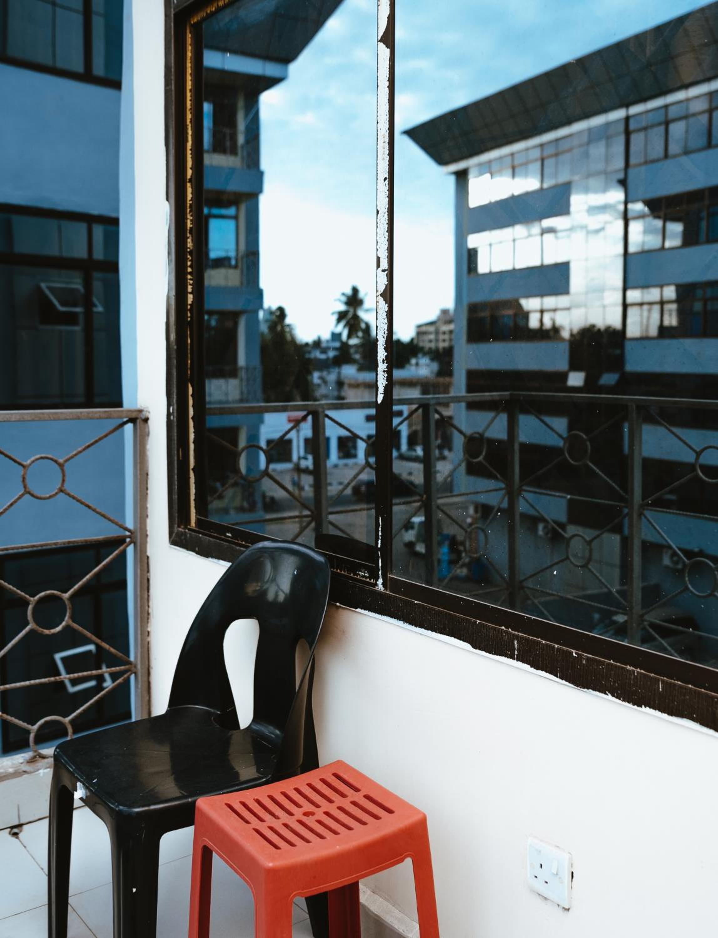 Entire 2 bedrooms cozy apartment in Mikocheni, Dar-es-salaam, with WI-FI, 1 kilometer from the BEACH