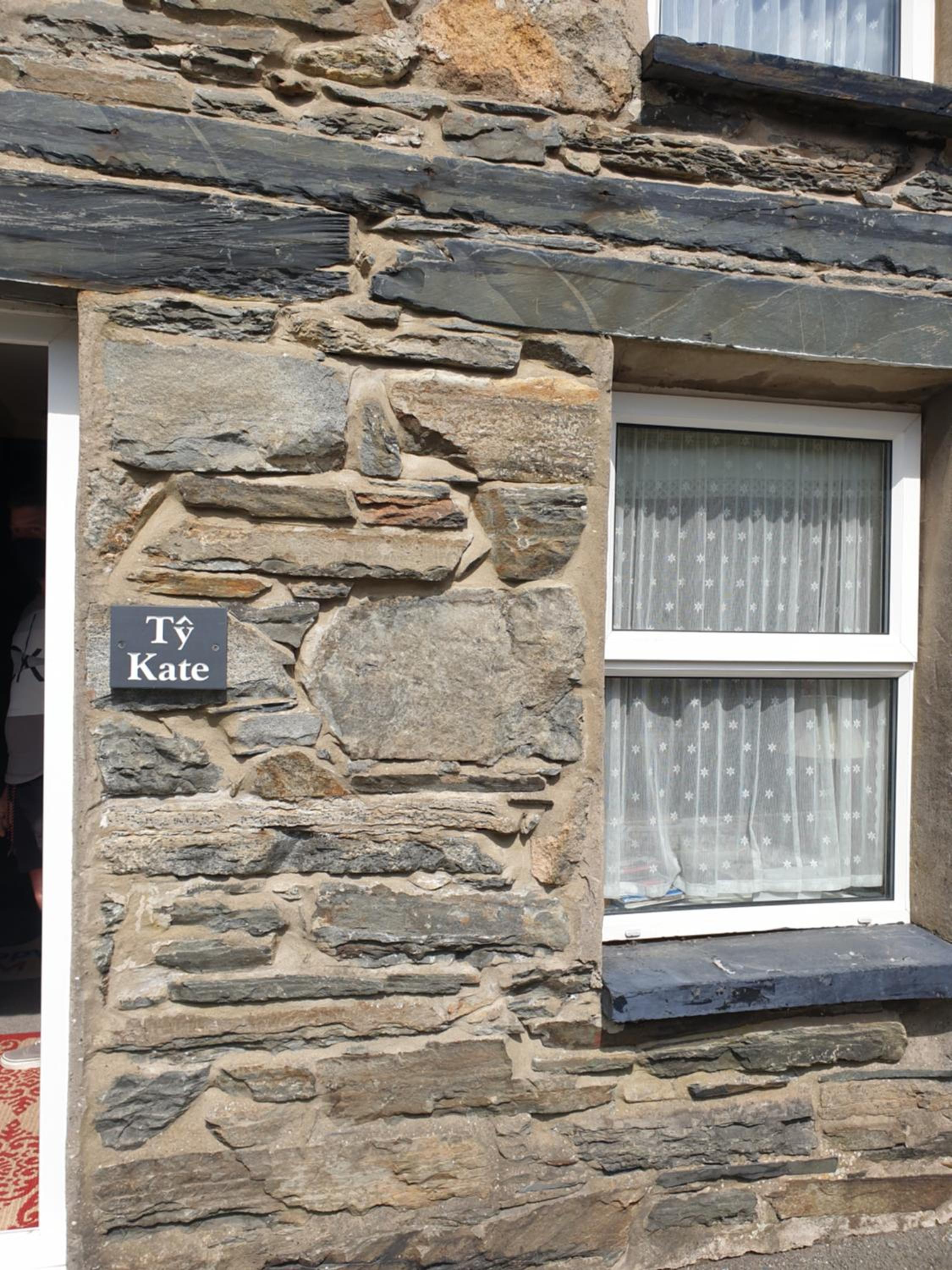 Pet friendly two bedroom cosy cottage view 5