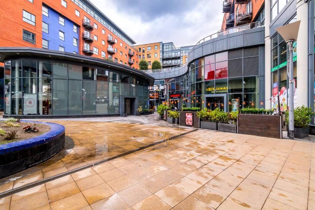 Large 2 Bed, 2 Bath, Free Parking & WiFi view 5