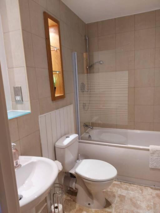 Large 2 Bed, 2 Bath, Free Parking & WiFi view 2
