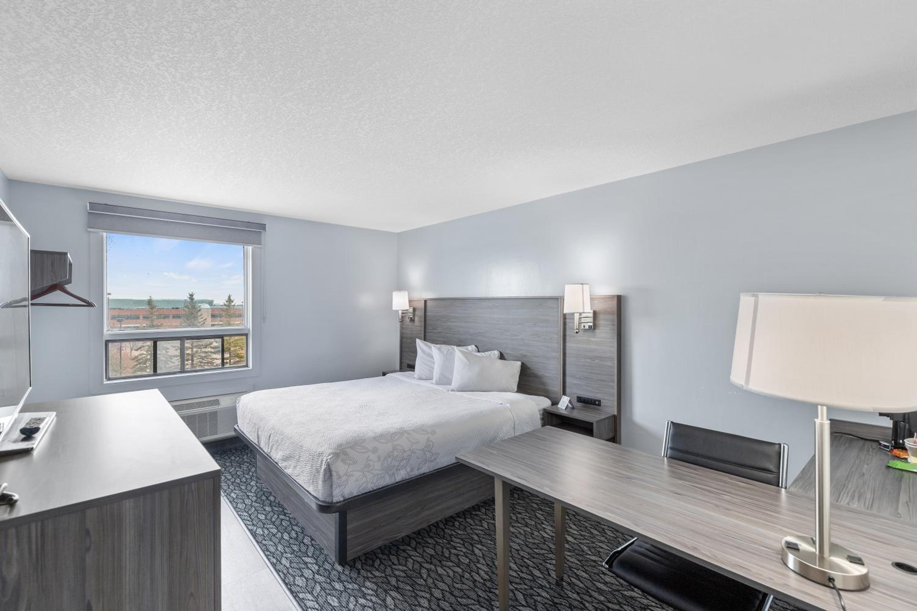 Emerald Hotel & Suites Calgary Airport