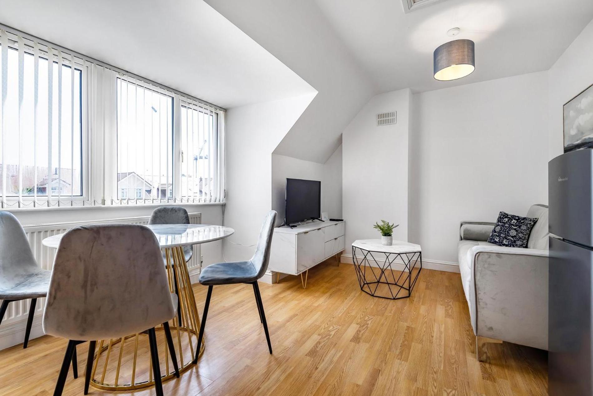 NEW Stunning & Stylish 2BD Flat Paignton Devon view 2