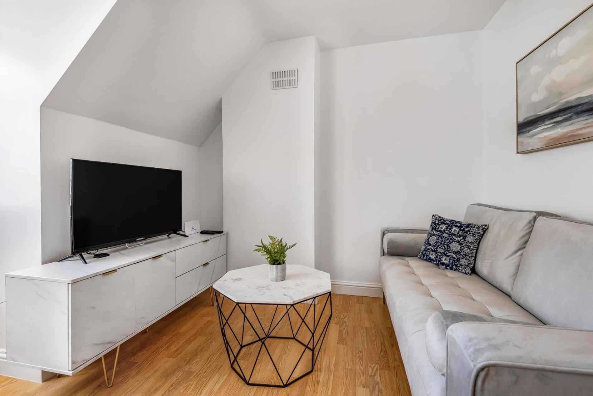 NEW Stunning & Stylish 2BD Flat Paignton Devon view 3
