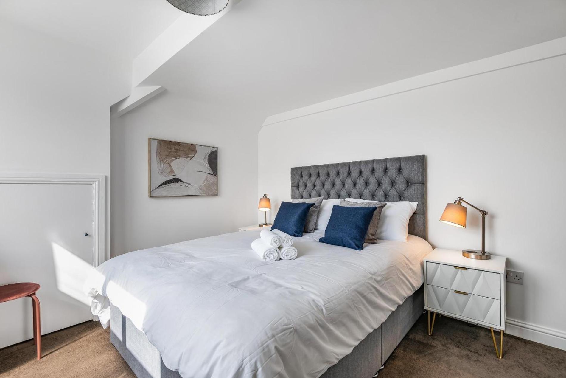 NEW Stunning & Stylish 2BD Flat Paignton Devon view 4