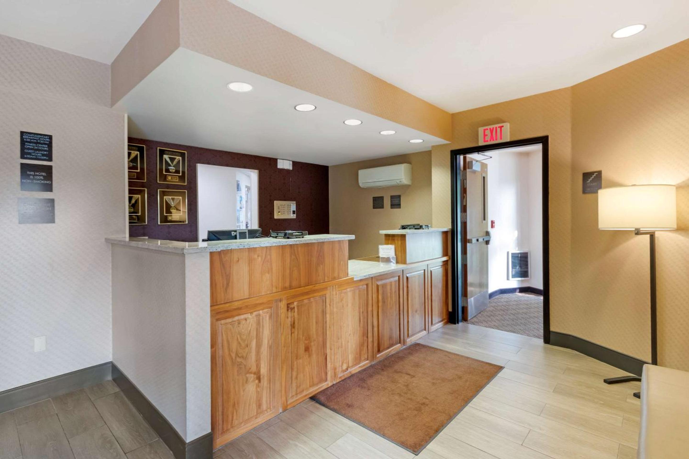 Great Falls Vacations - Comfort Inn  Suites Market - Airport - Property Image 2