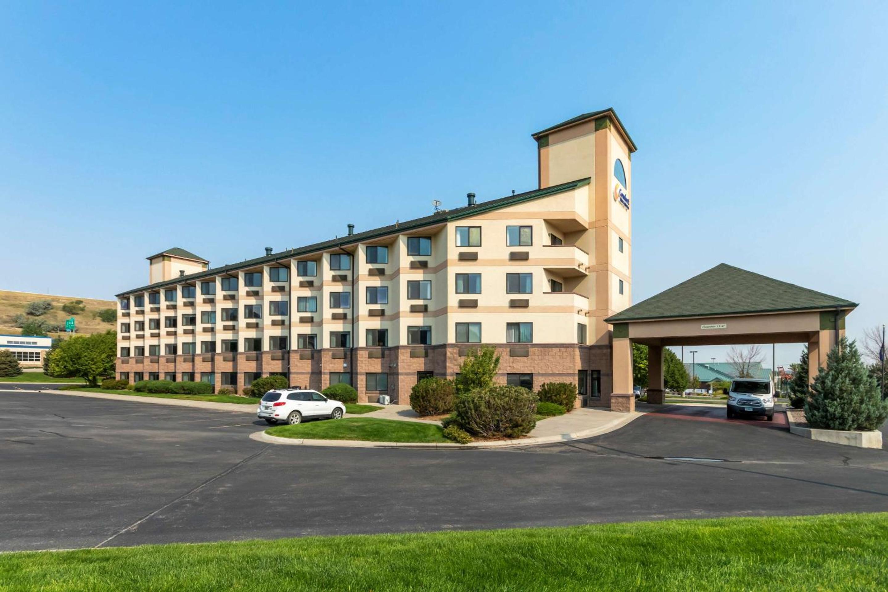 Great Falls Vacations - Comfort Inn  Suites Market - Airport - Property Image 1