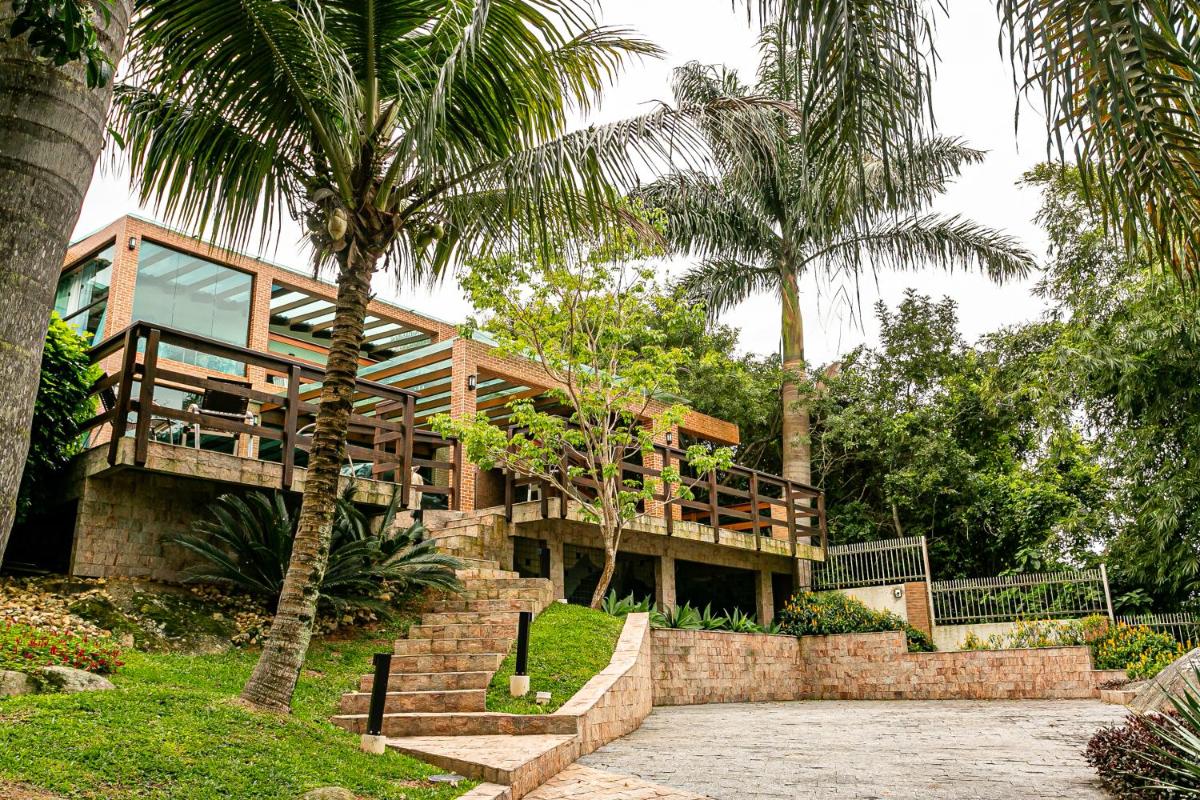 Casa em condomínio em meio à natureza CLN006