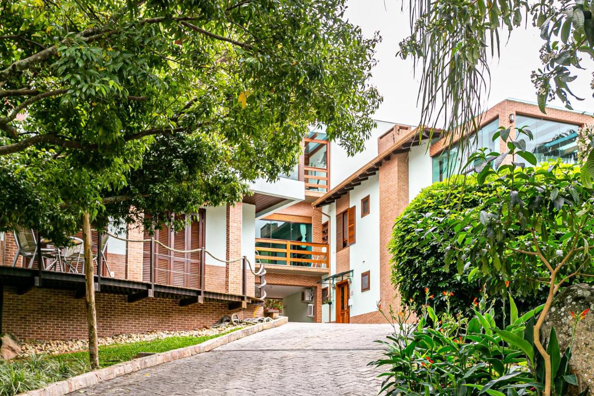 Casa em condomínio em meio à natureza CLN006
