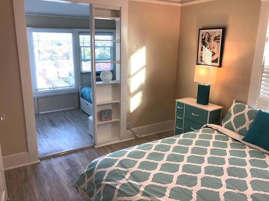 CasaViva Vista - Top-Floor 2BR with Private Porch, City Views & Sunset, Walk to Hillcrest, Near Zoo & Beaches, San Diego view 4