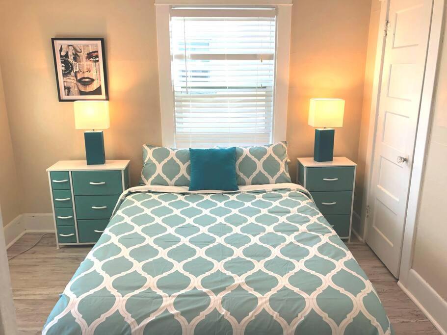 CasaViva Vista - Top-Floor 2BR with Private Porch, City Views & Sunset, Walk to Hillcrest, Near Zoo & Beaches, San Diego view 3