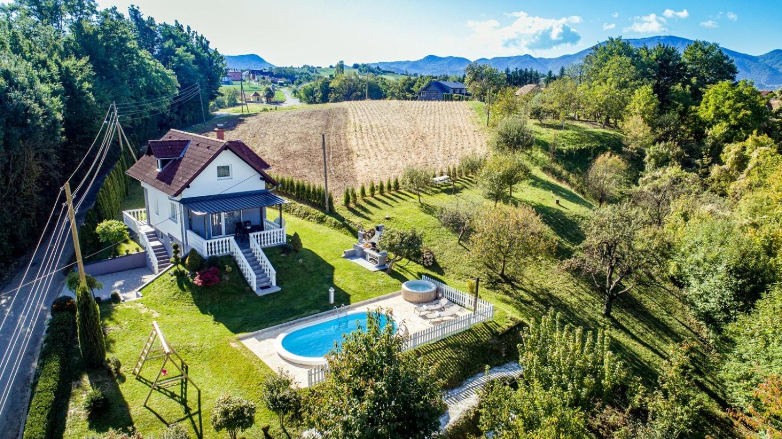 Odisea Hill House - Modern Holiday Home with swimming pool, sauna, jacuzzi, WiFi and 2 bedrooms, near Varazdin