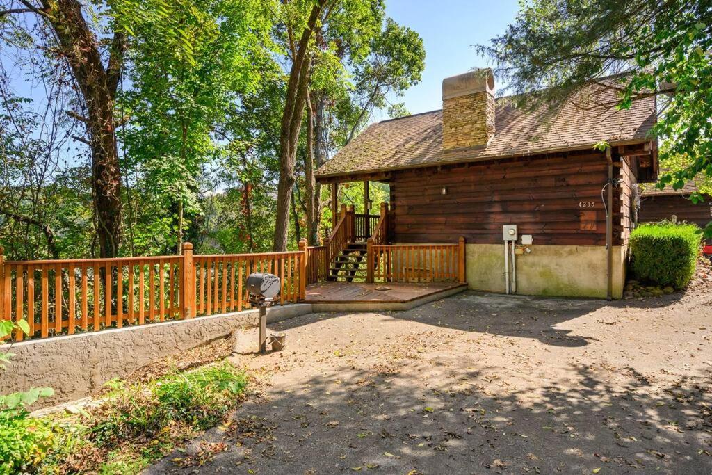 Do Not Disturb - Pigeon Forge Smoky Mountain Studio Cabin, Hot Tub, Fireplace