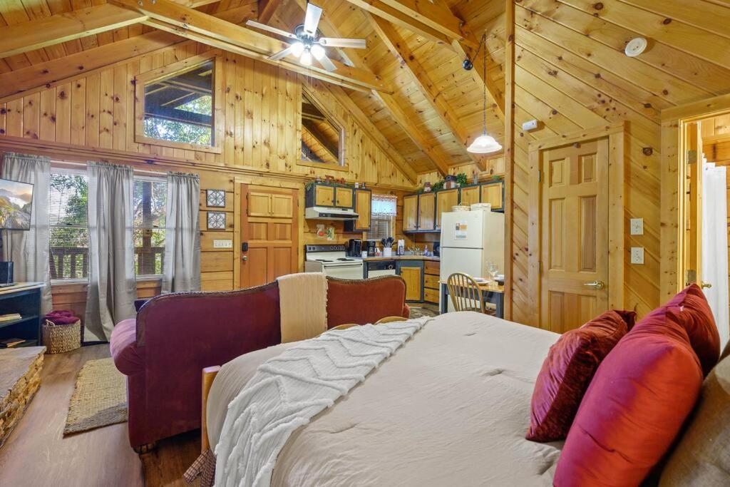 Do Not Disturb - Pigeon Forge Smoky Mountain Studio Cabin, Hot Tub, Fireplace view 3