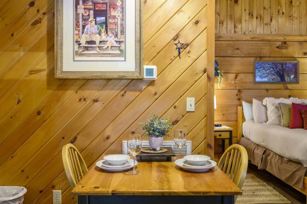 Do Not Disturb - Pigeon Forge Smoky Mountain Studio Cabin, Hot Tub, Fireplace view 4