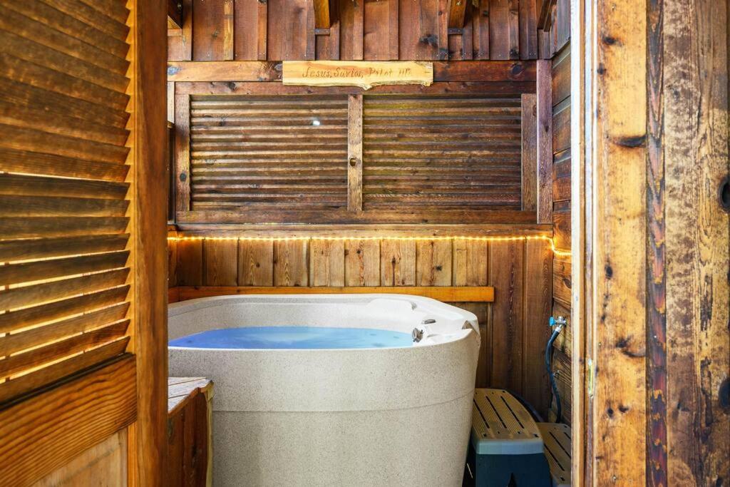 Do Not Disturb - Pigeon Forge Smoky Mountain Studio Cabin, Hot Tub, Fireplace view 5
