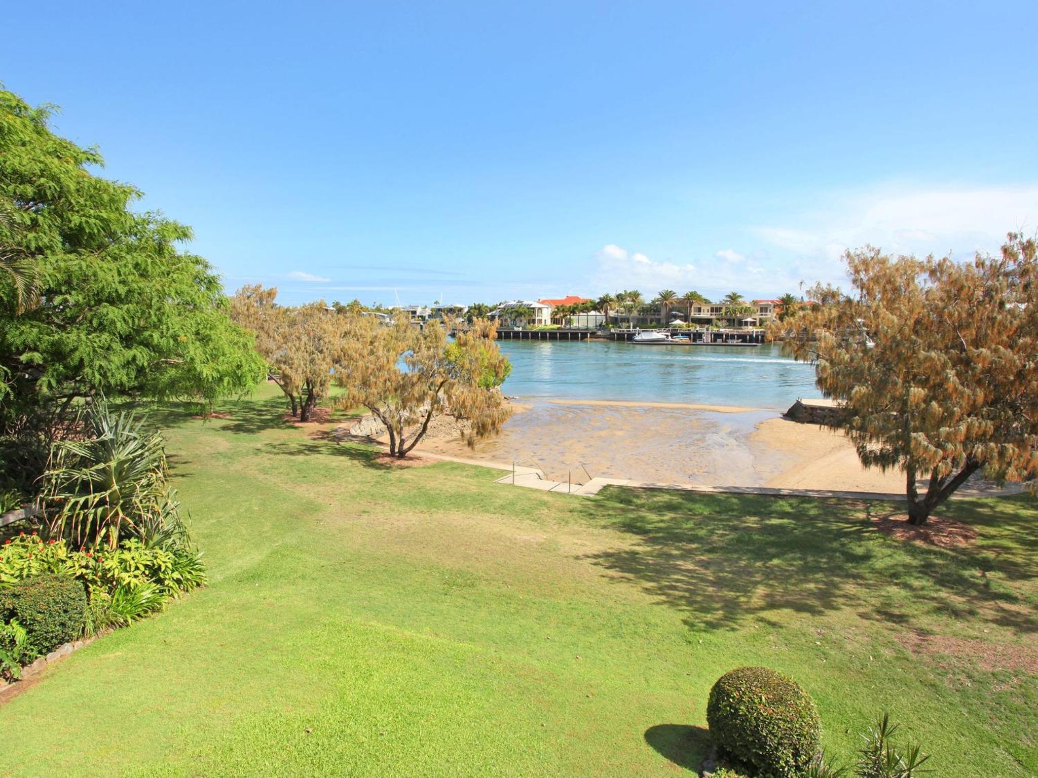 2 BD spacious apartment in Parkyn Parade with water views. view 3