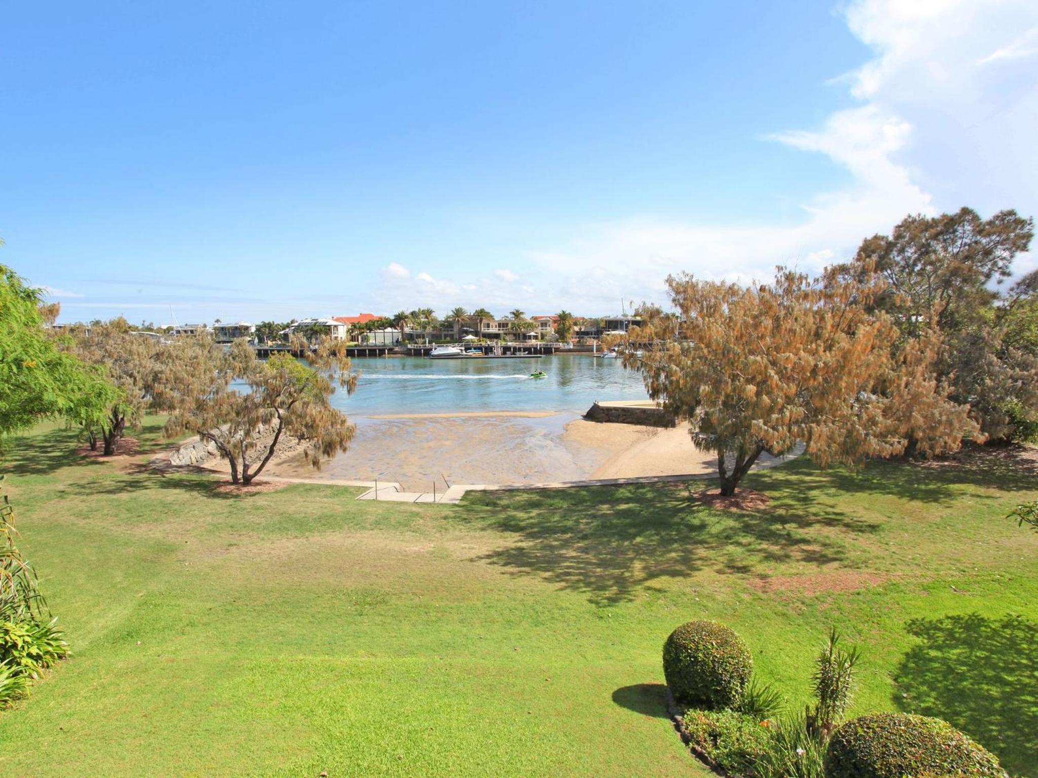 2 BD spacious apartment in Parkyn Parade with water views. view 4