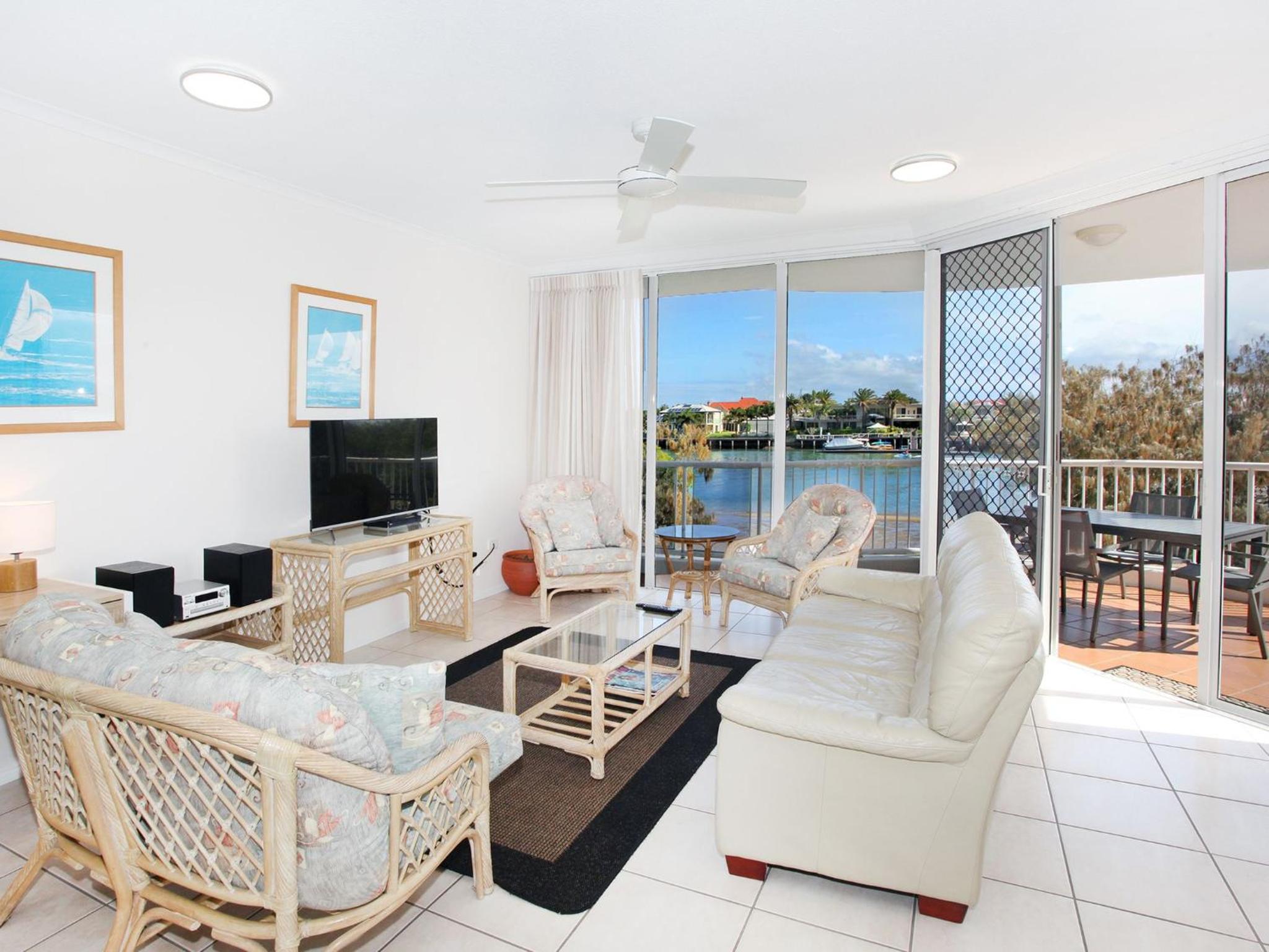 2 BD spacious apartment in Parkyn Parade with water views. view 5