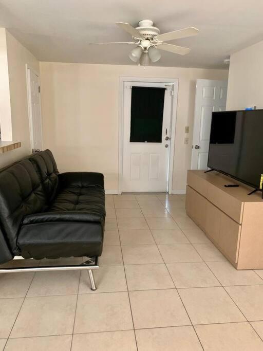 Cozy Private House near Miami Airport - Free parking - 01