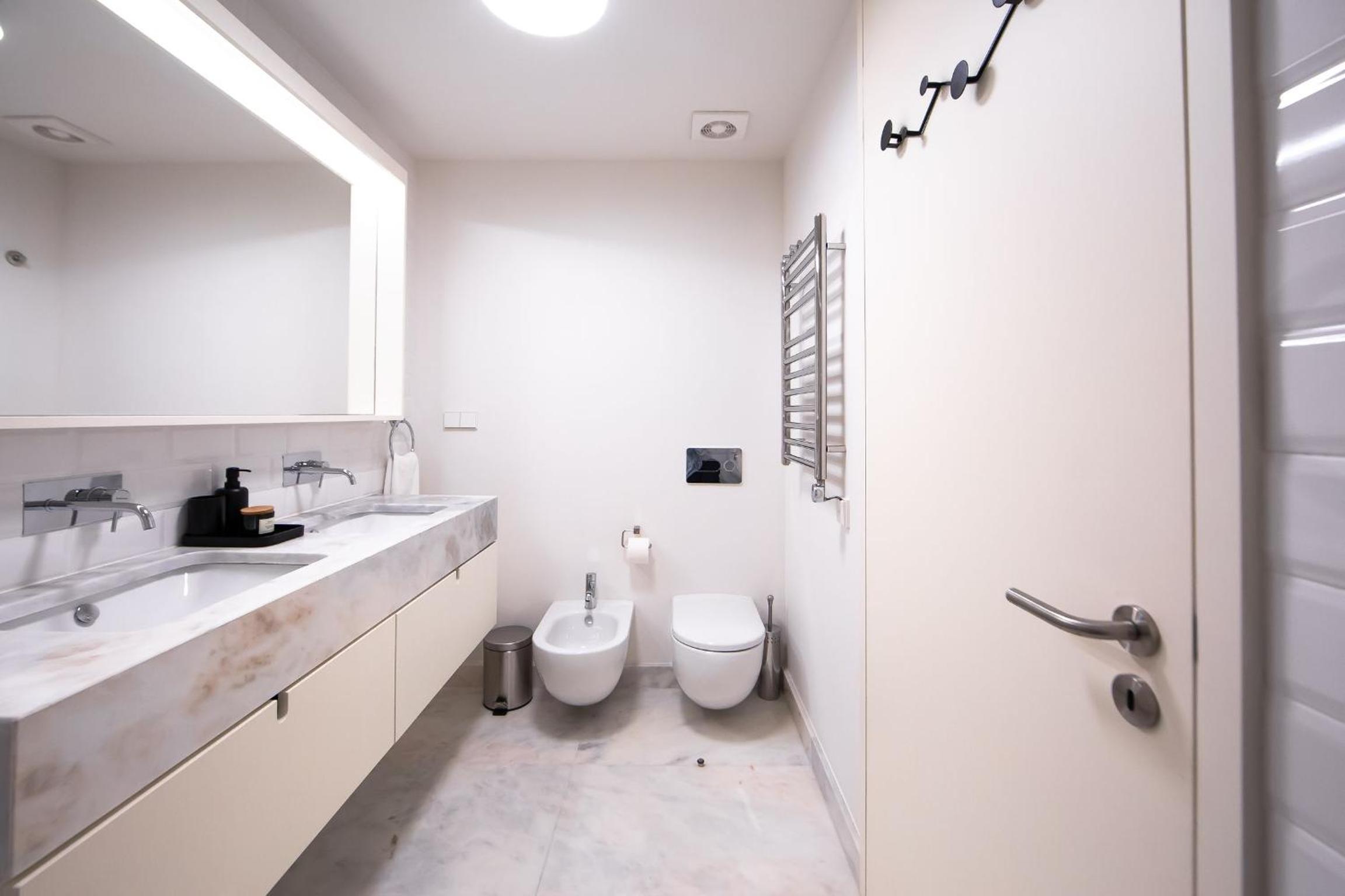 Brand New & Spacious 2BDR Apartment by LovelyStay view 3