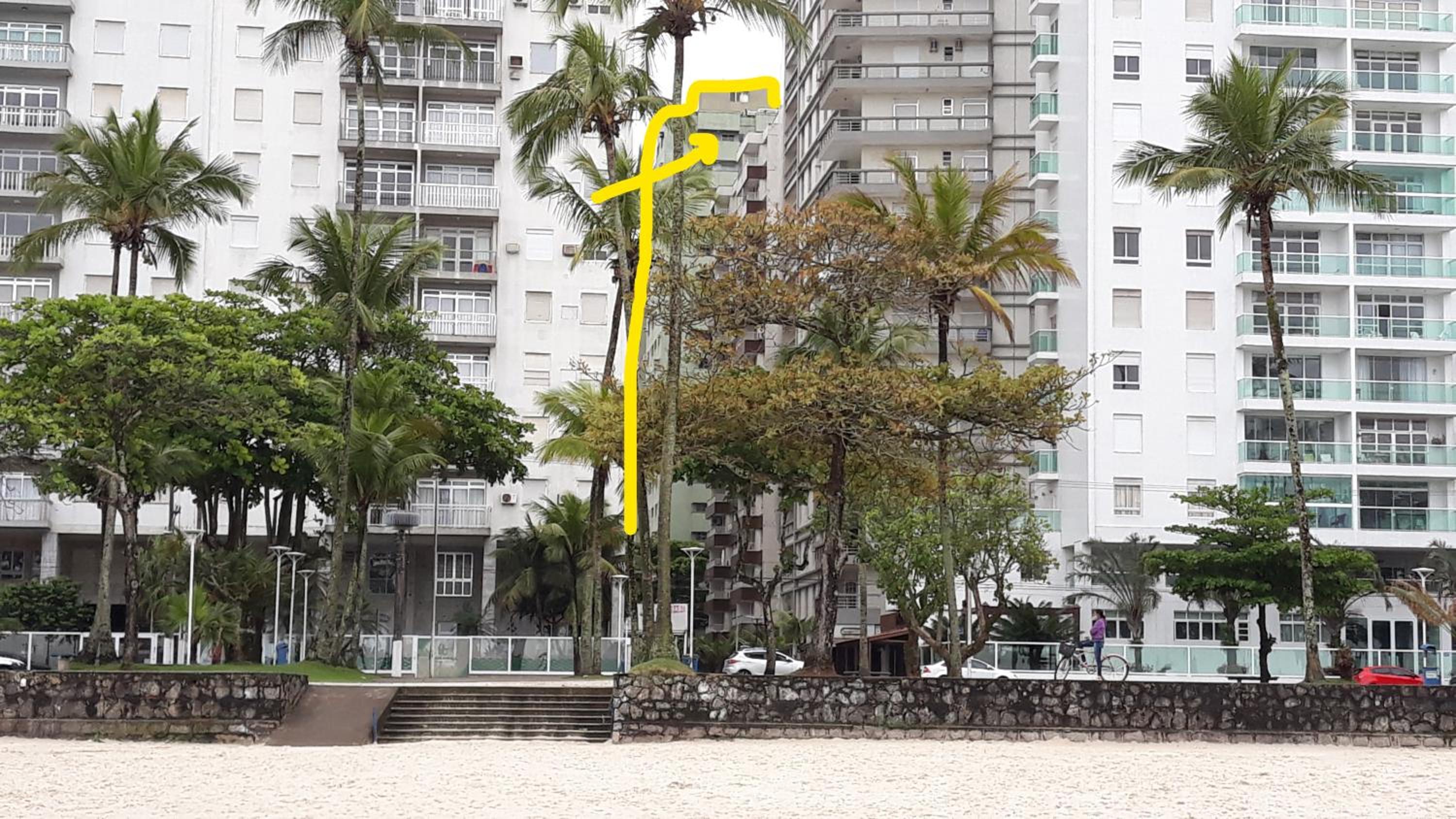 Ótimo apto em Pitangueiras à uma quadra da praia c/ 2 vagas e ar condicionado.