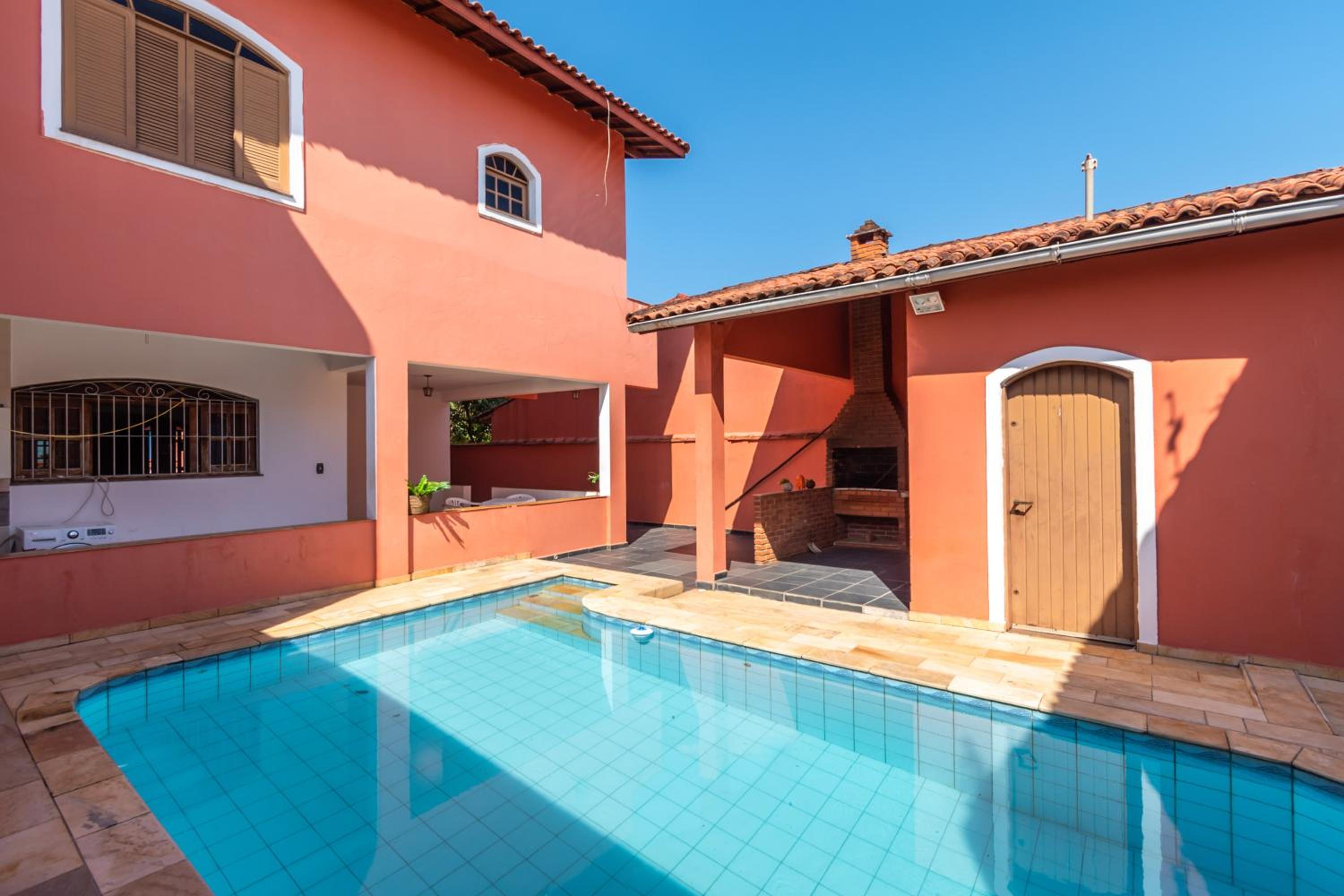 Itanhaém Casa ampla com piscina e churrasqueira a 300m da praia
