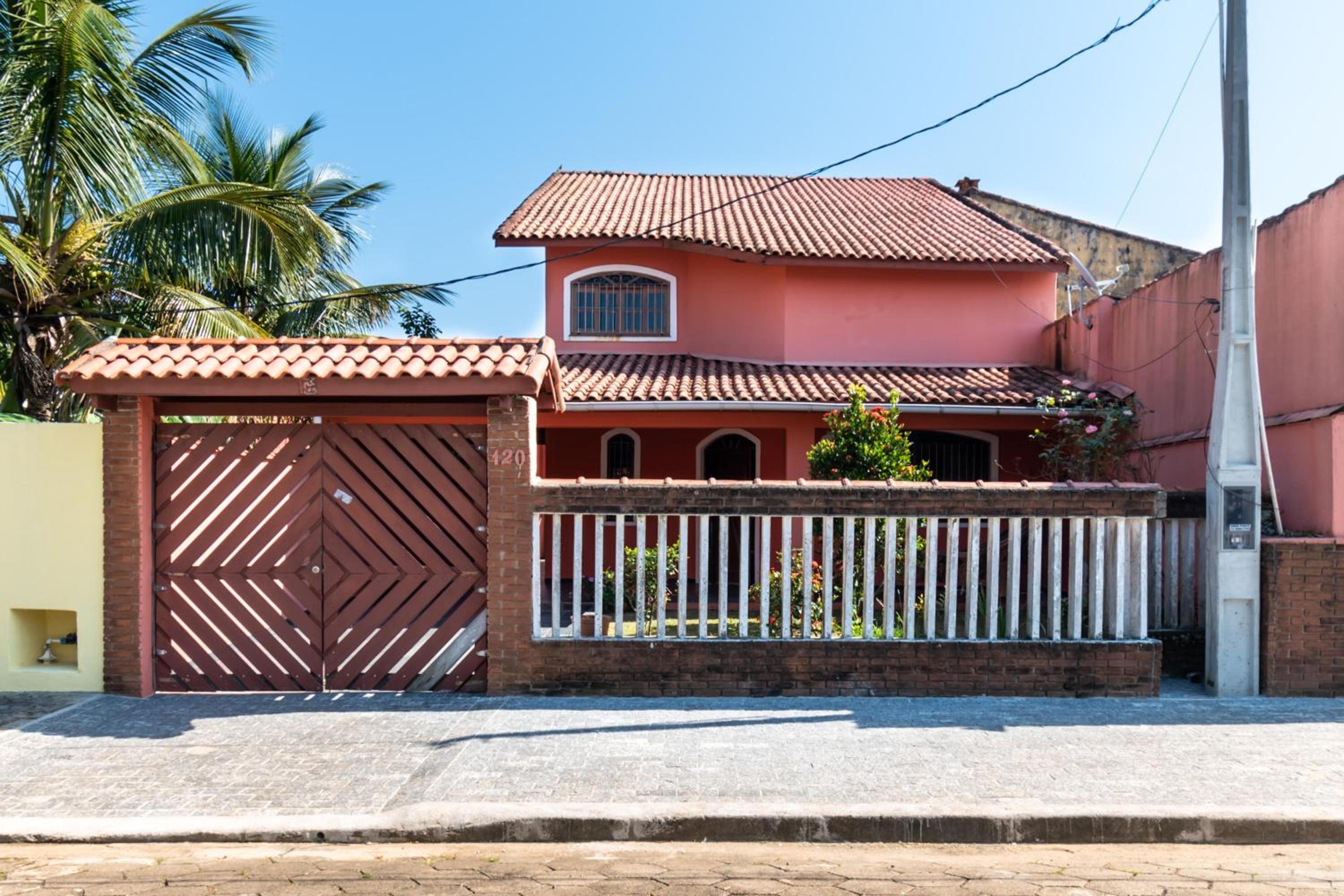 Itanhaém Casa ampla com piscina e churrasqueira a 300m da praia