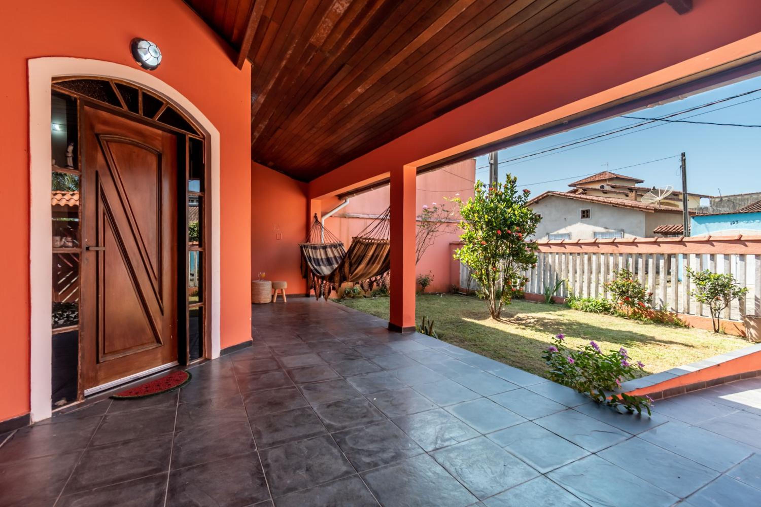 Itanhaém Casa ampla com piscina e churrasqueira a 300m da praia