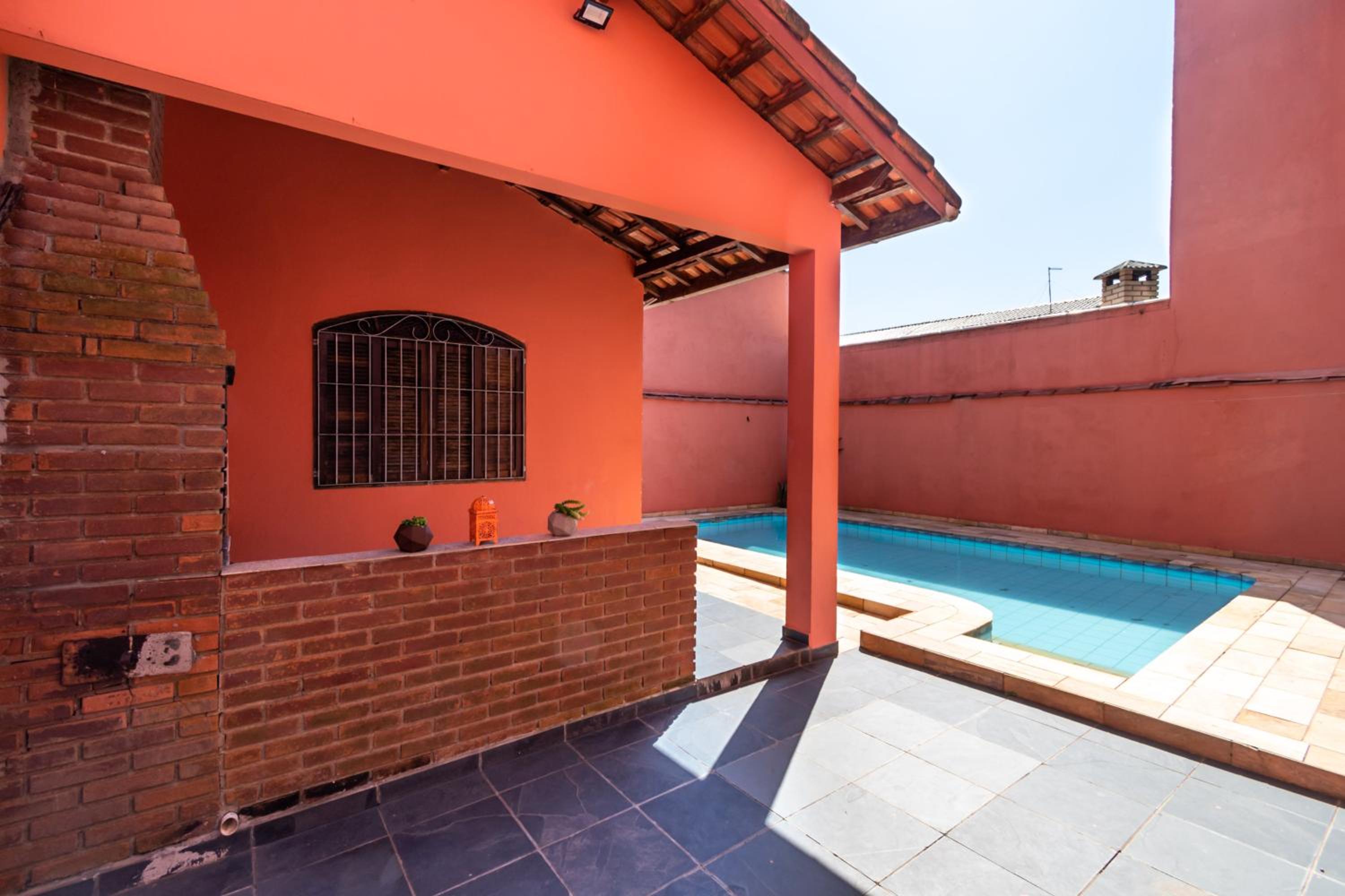 Itanhaém Casa ampla com piscina e churrasqueira a 300m da praia